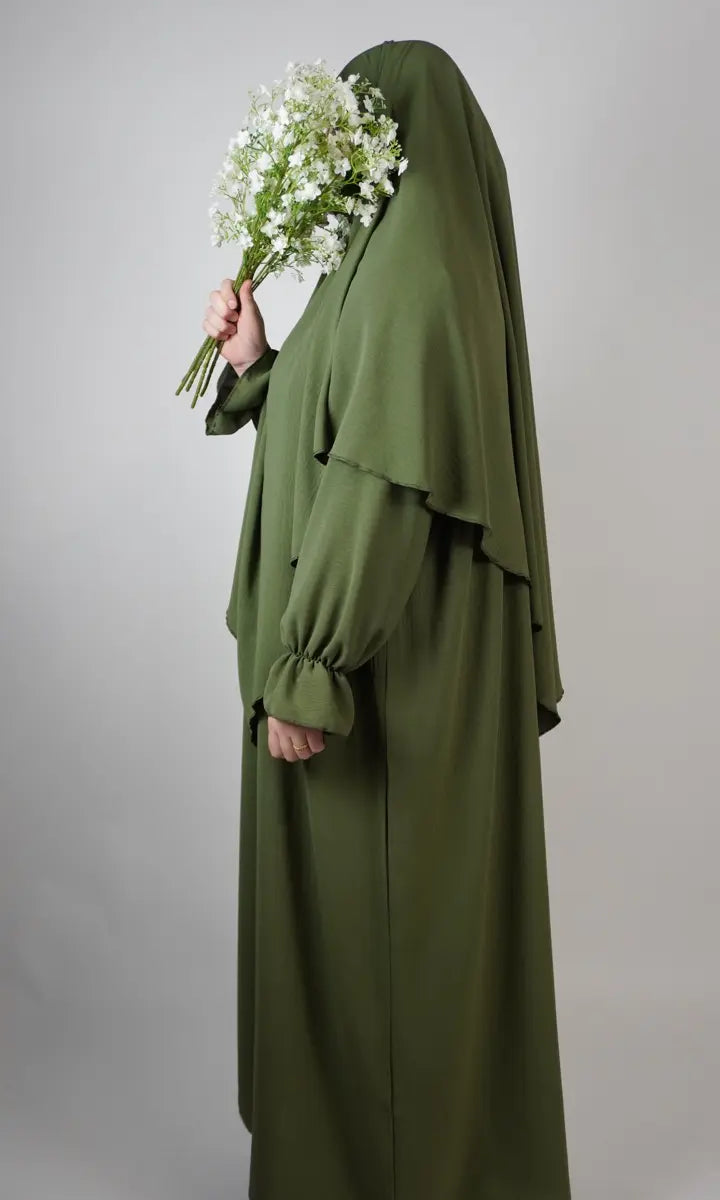 olivgrüne abaya mit ballonärmeln und farbgleichem lagen-khimar aus jazz-stoff, seitenansicht