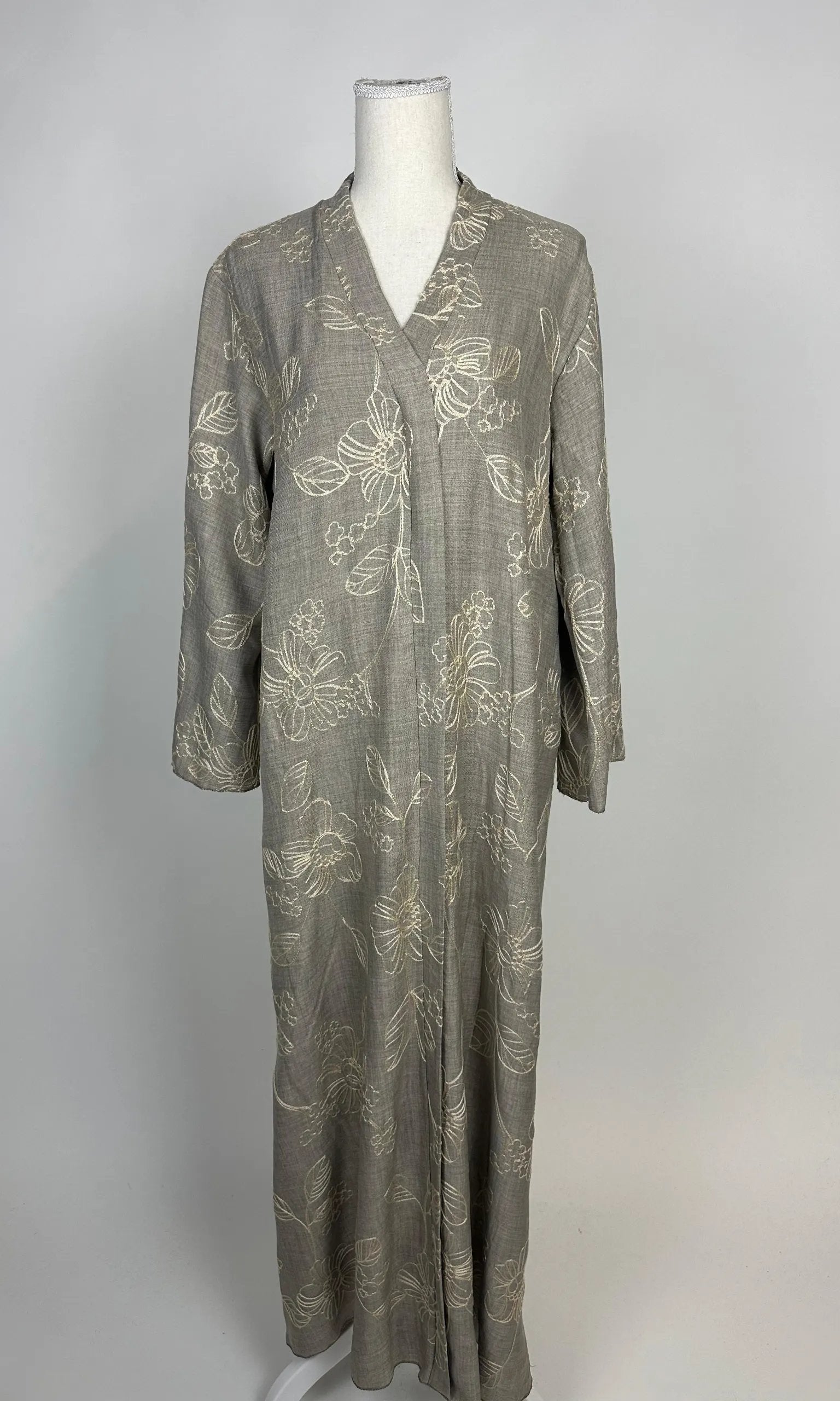 Grauer Kimono aus leichtem, gewebtem Stoff mit cremefarbenem Blumenmuster und V-Ausschnitt, Vorderansicht