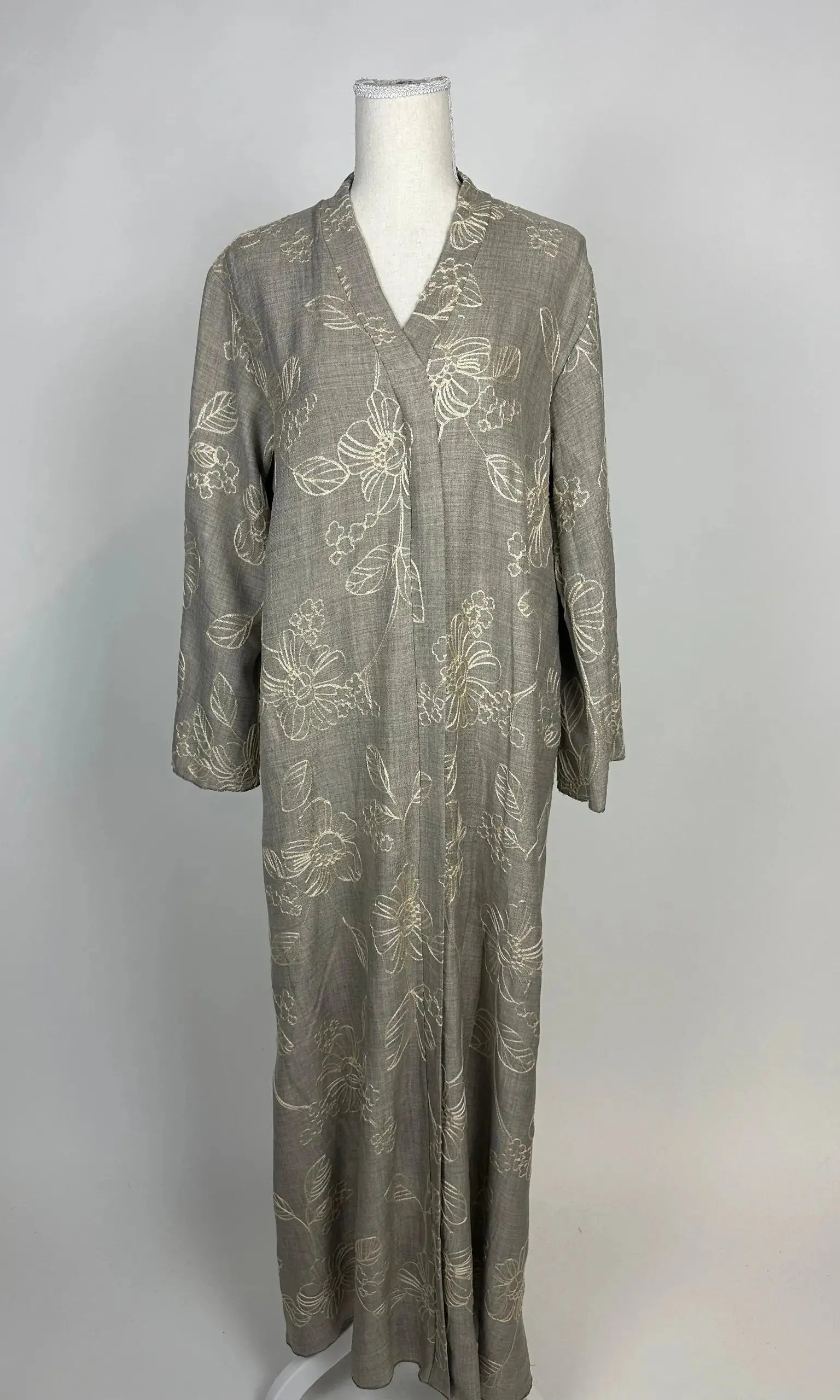 Grauer Kimono aus leichtem, gewebtem Stoff mit cremefarbenem Blumenmuster und V-Ausschnitt, Vorderansicht