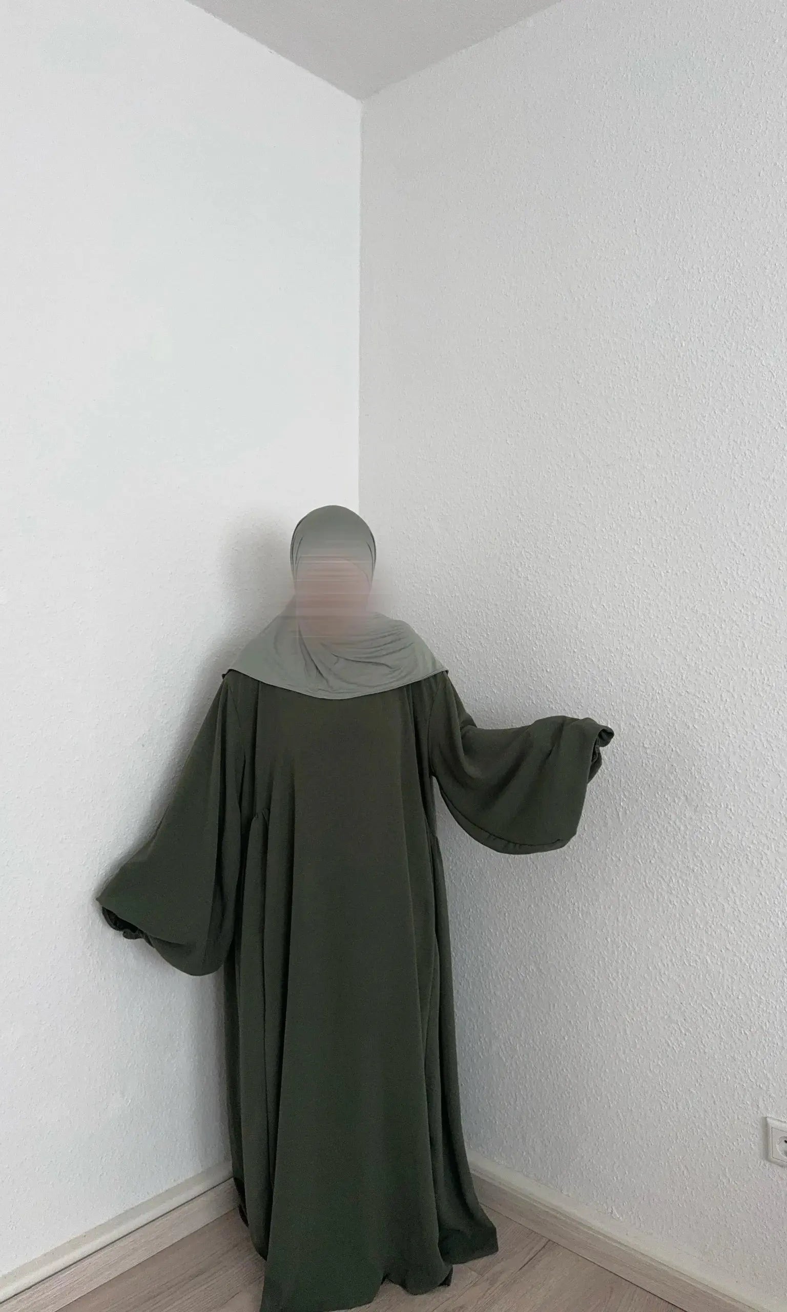 abaya olivgrün aus luftigem jazzstoff mit extra weitem fall und weiten ärmeln, bodenlang, frontansicht