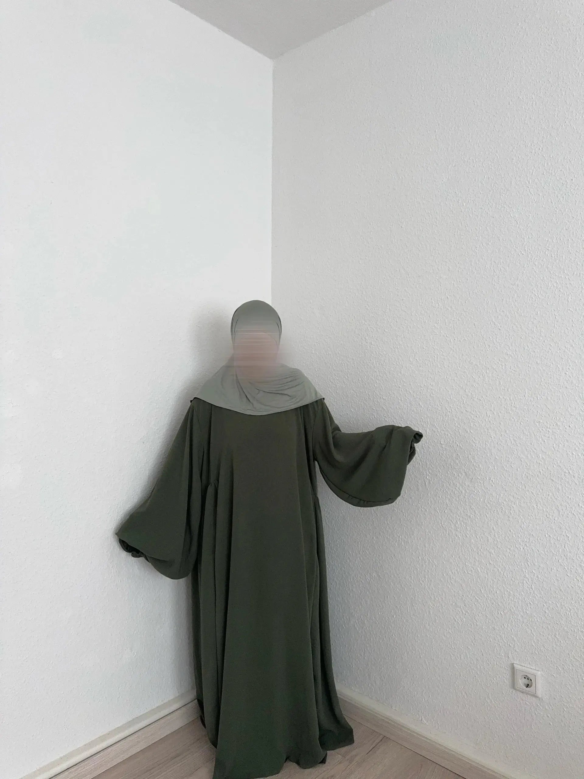 abaya olivgrün aus luftigem jazzstoff mit extra weitem fall und weiten ärmeln, bodenlang, frontansicht