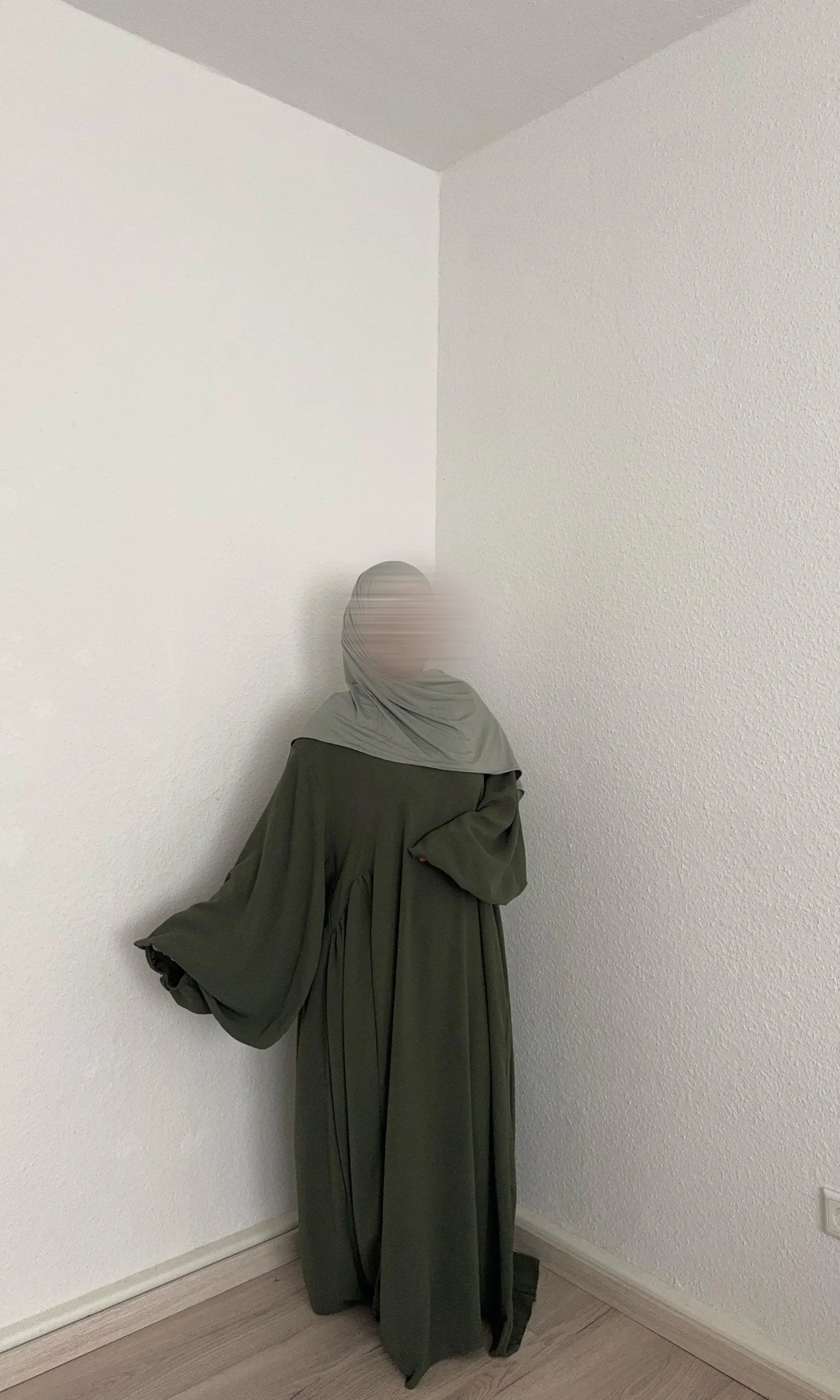 Abaya olivgrün aus Jazzstoff mit weiten Ärmeln und extraweitem Fall, Rückansicht mit Rückennaht