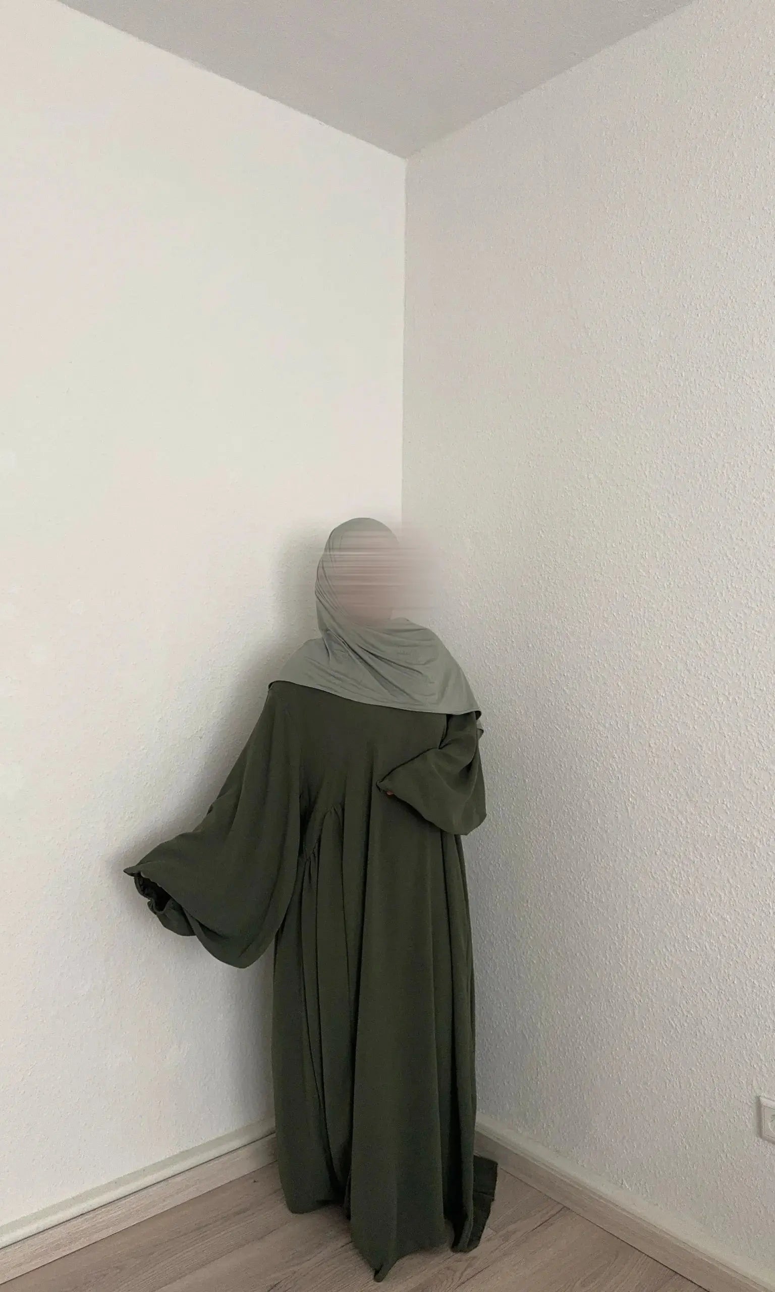Abaya olivgrün aus Jazzstoff mit weiten Ärmeln und extraweitem Fall, Rückansicht mit Rückennaht