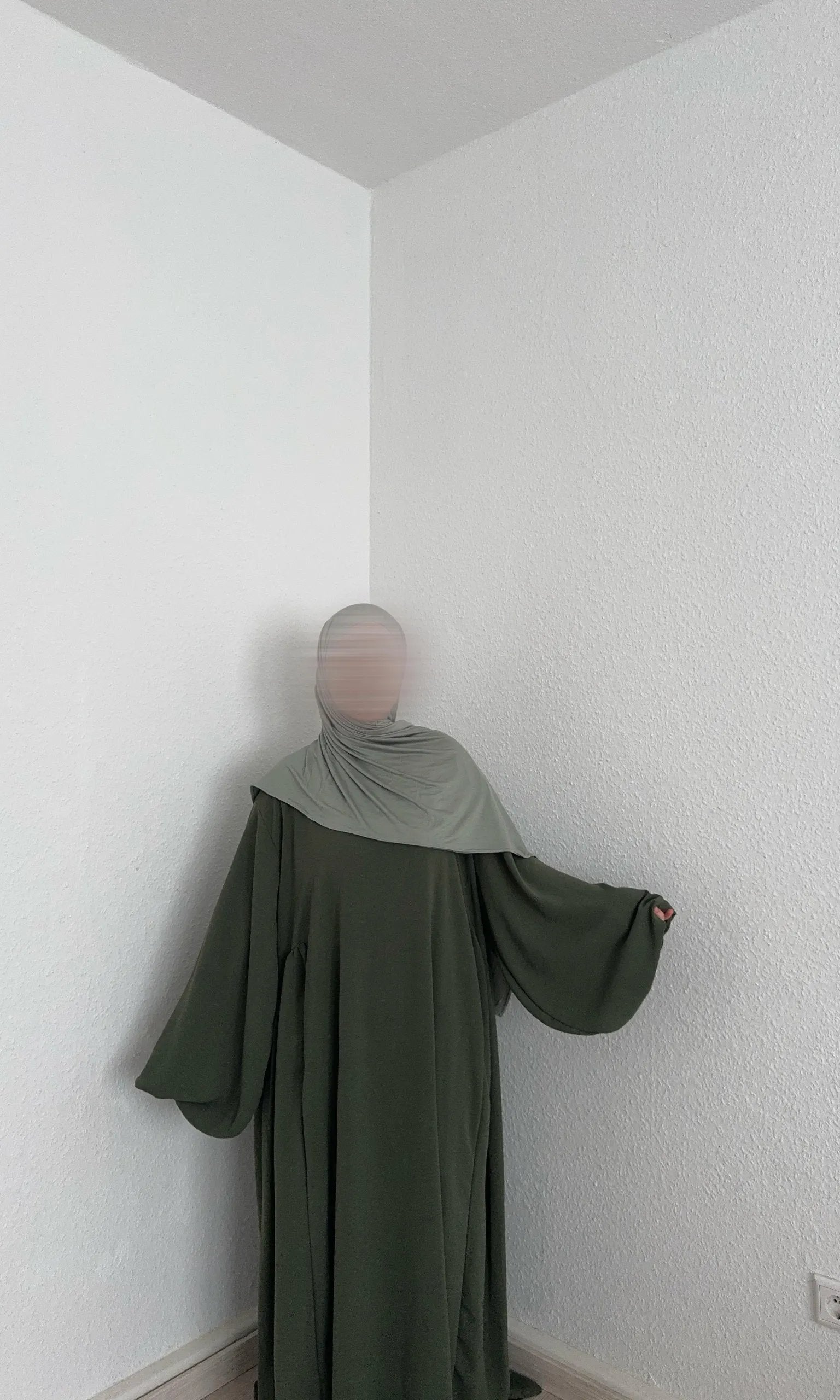 Olivgrüne, bodenlange Abaya aus luftigem Jazz-Stoff mit sehr weiten Ärmeln, Vorderansicht