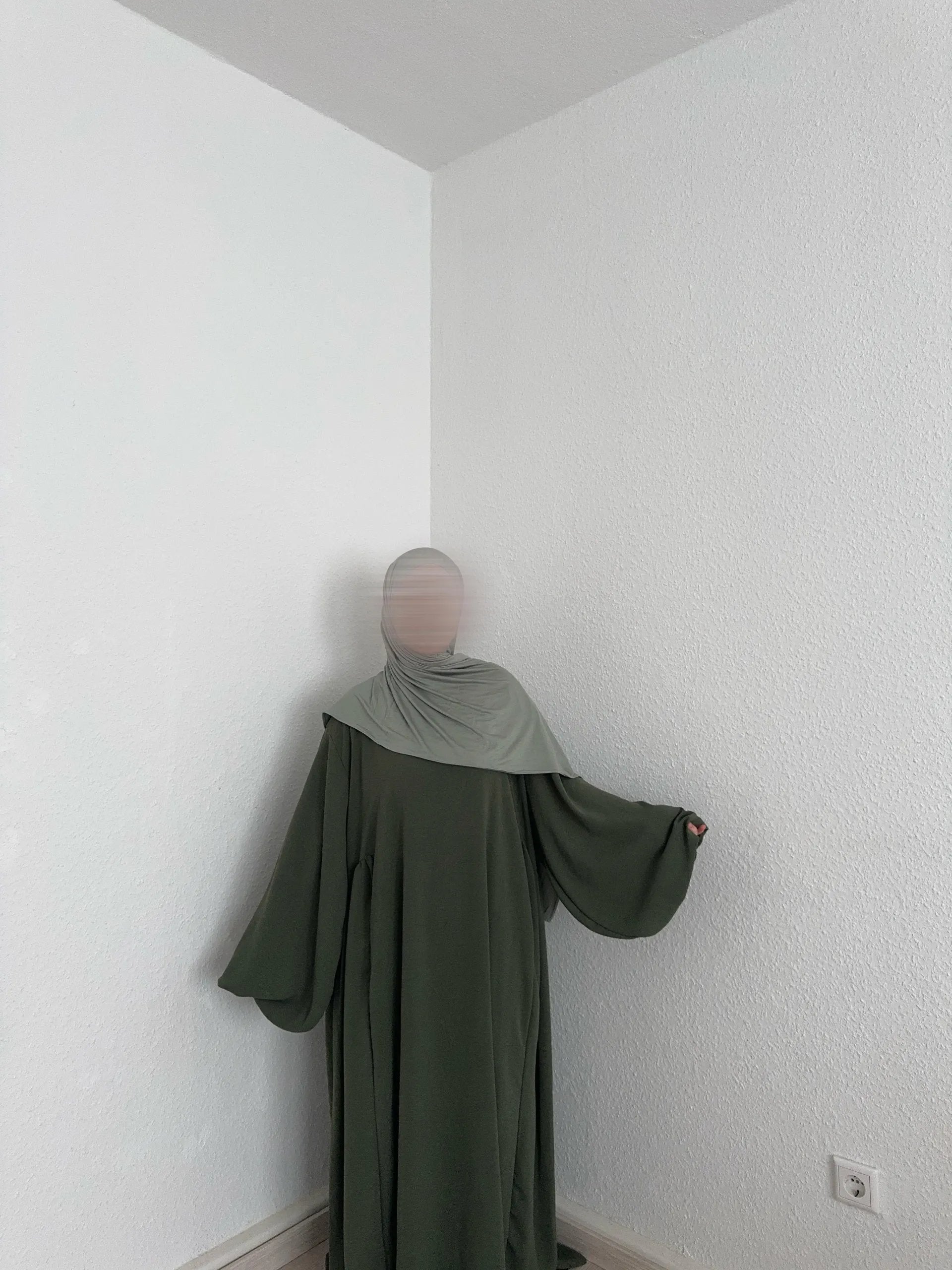 Olivgrüne, bodenlange Abaya aus luftigem Jazz-Stoff mit sehr weiten Ärmeln, Vorderansicht