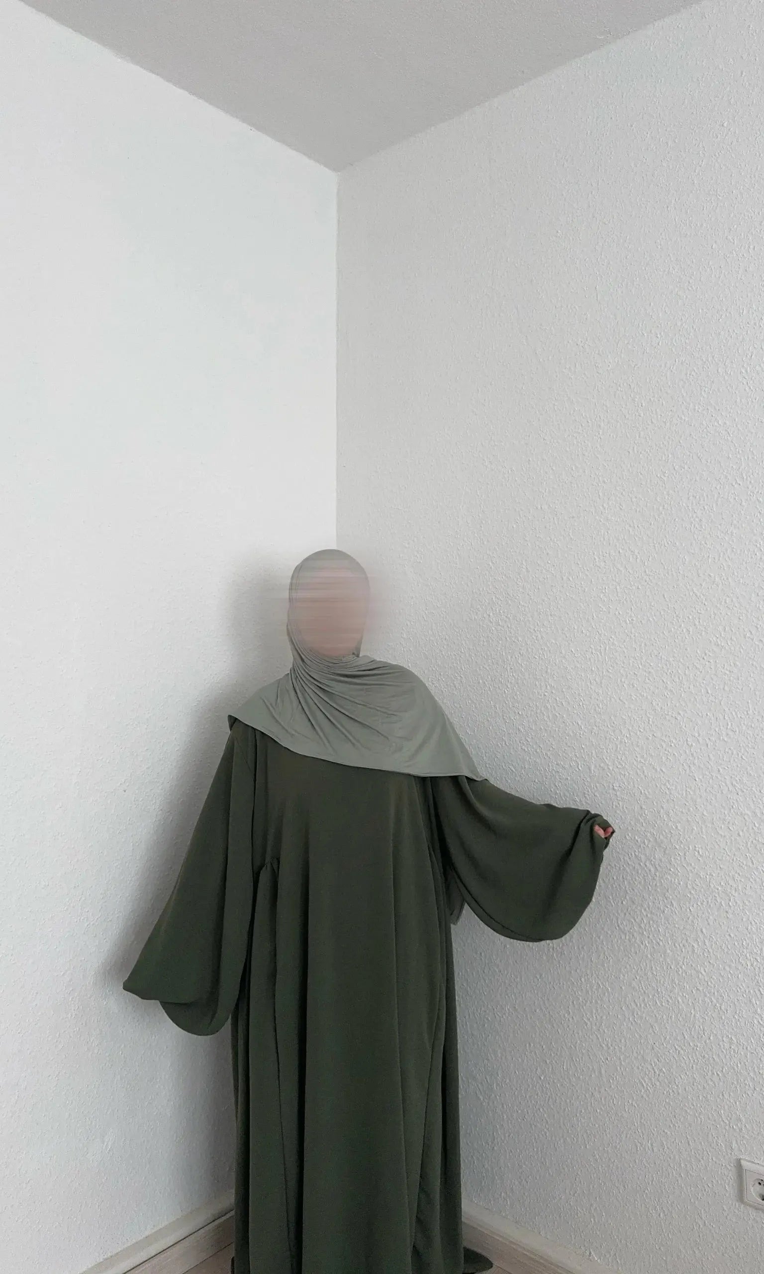 Olivgrüne, bodenlange Abaya aus luftigem Jazz-Stoff mit sehr weiten Ärmeln, Vorderansicht