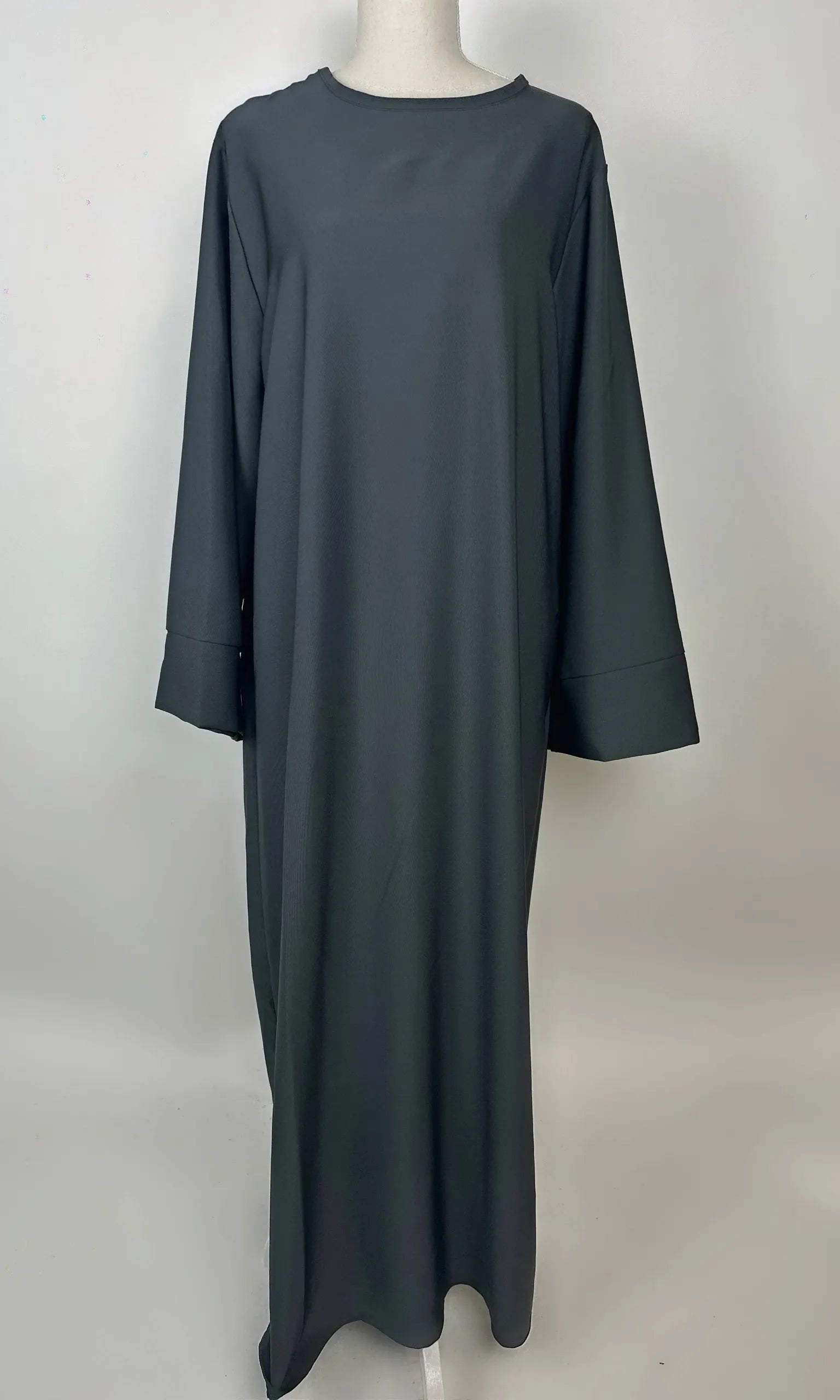 dunkelgraue, bodenlange Abaya mit weiten langen Ärmeln und Rundhalsausschnitt, Vorderansicht