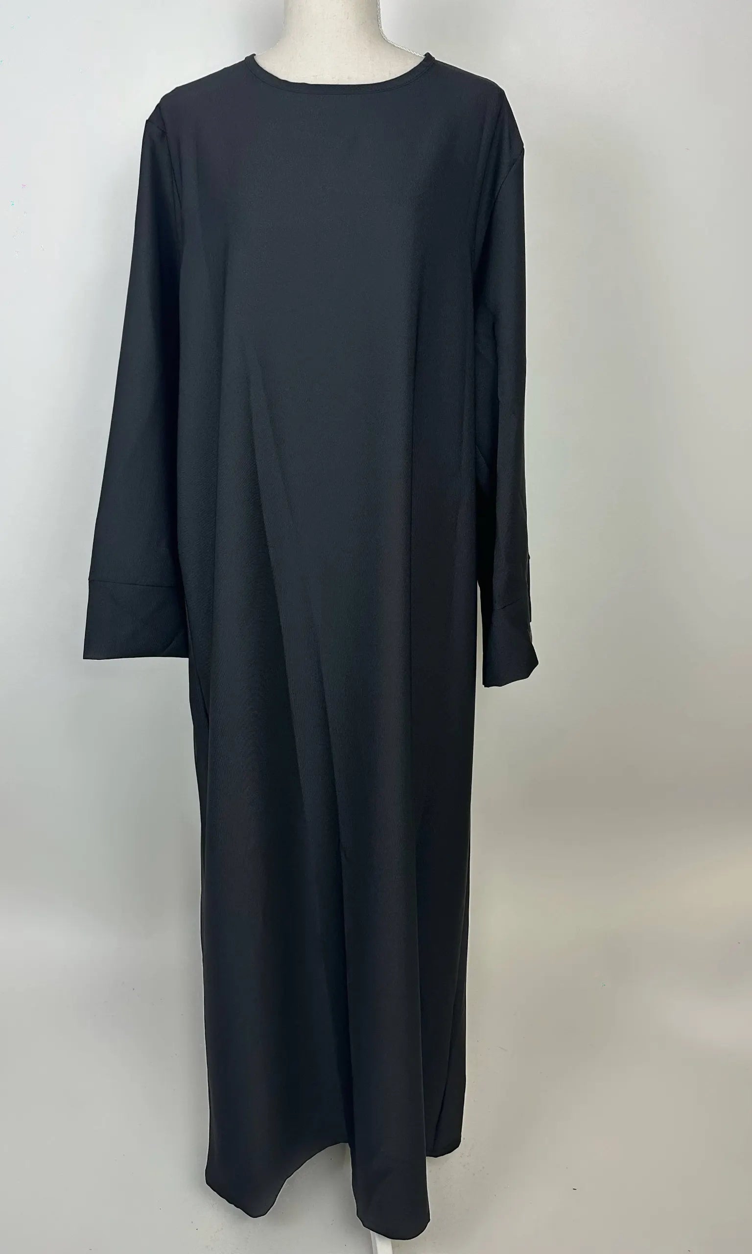 schwarze abaya aus polyester, rundhalsausschnitt, lange ärmel, locker geschnitten, frontansicht