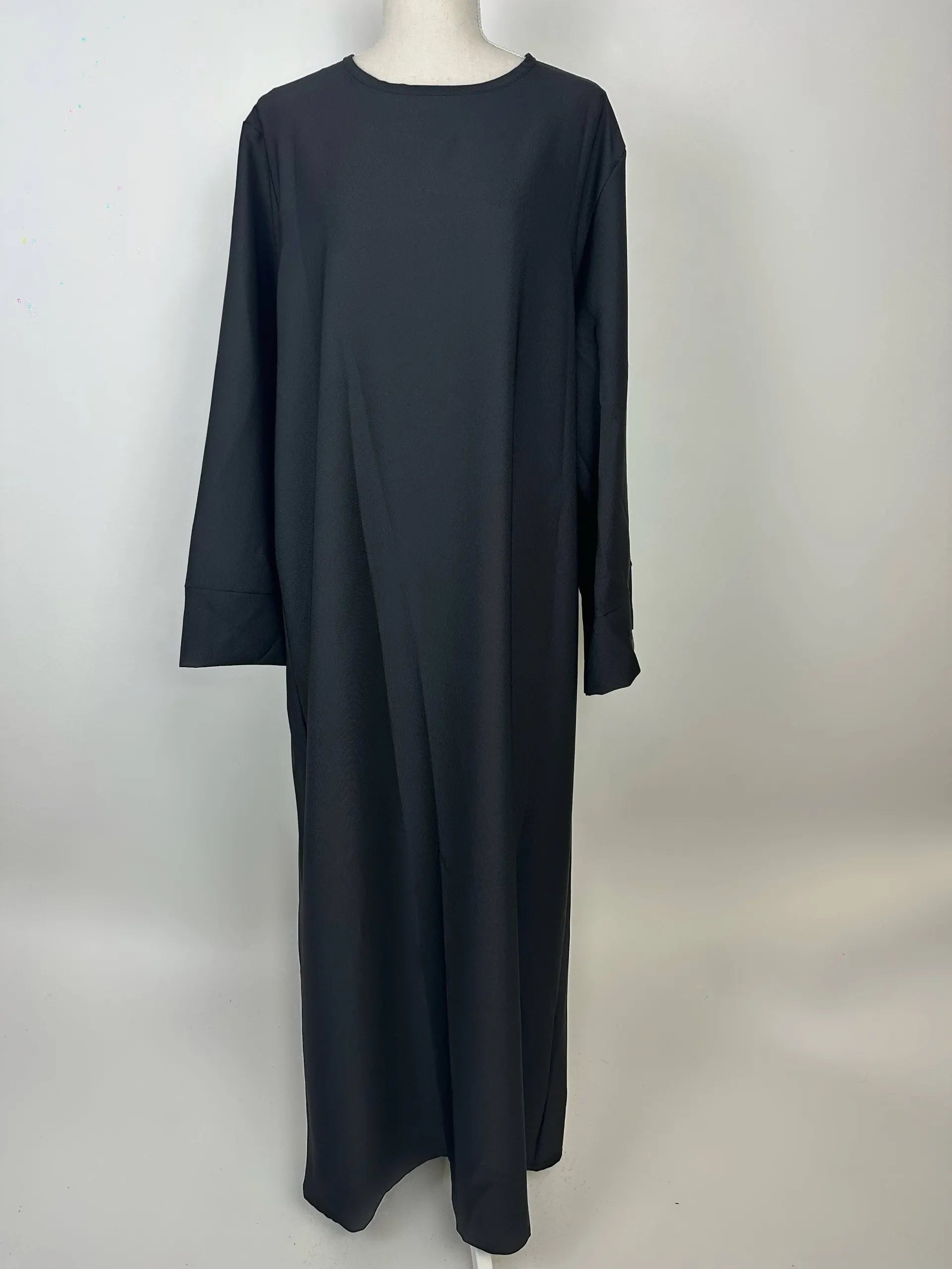 schwarze abaya aus polyester, rundhalsausschnitt, lange ärmel, locker geschnitten, frontansicht
