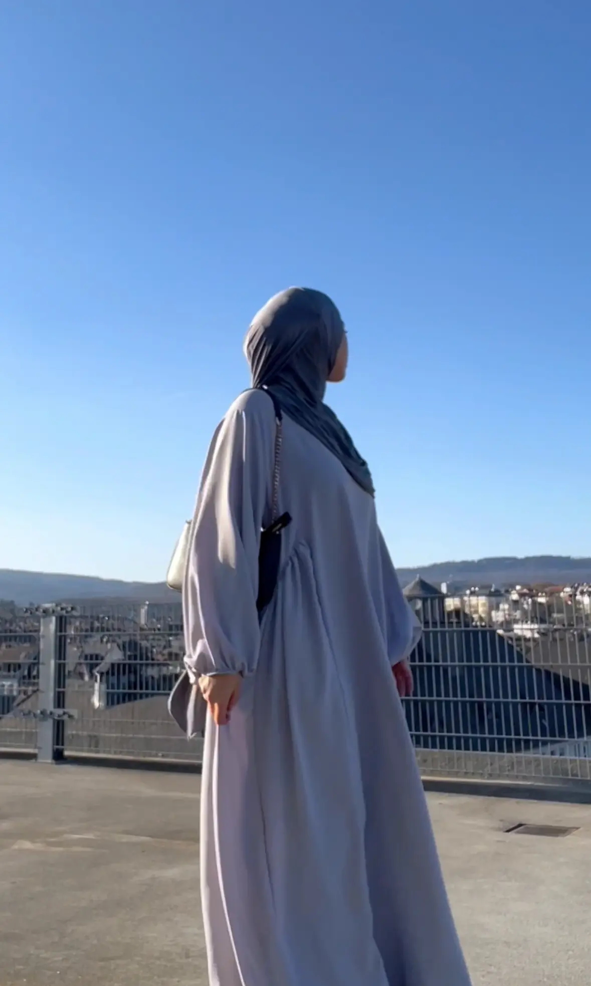 abaya aus grauem jazz stoff mit weitem fall und ballonärmeln, seitenansicht in voller länge