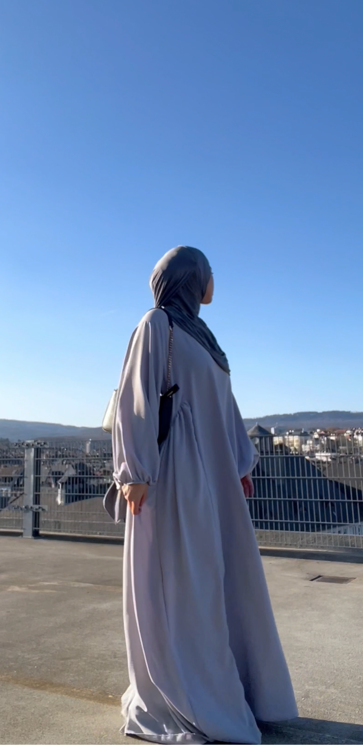 abaya aus grauem jazz stoff mit weitem fall und ballonärmeln, seitenansicht in voller länge