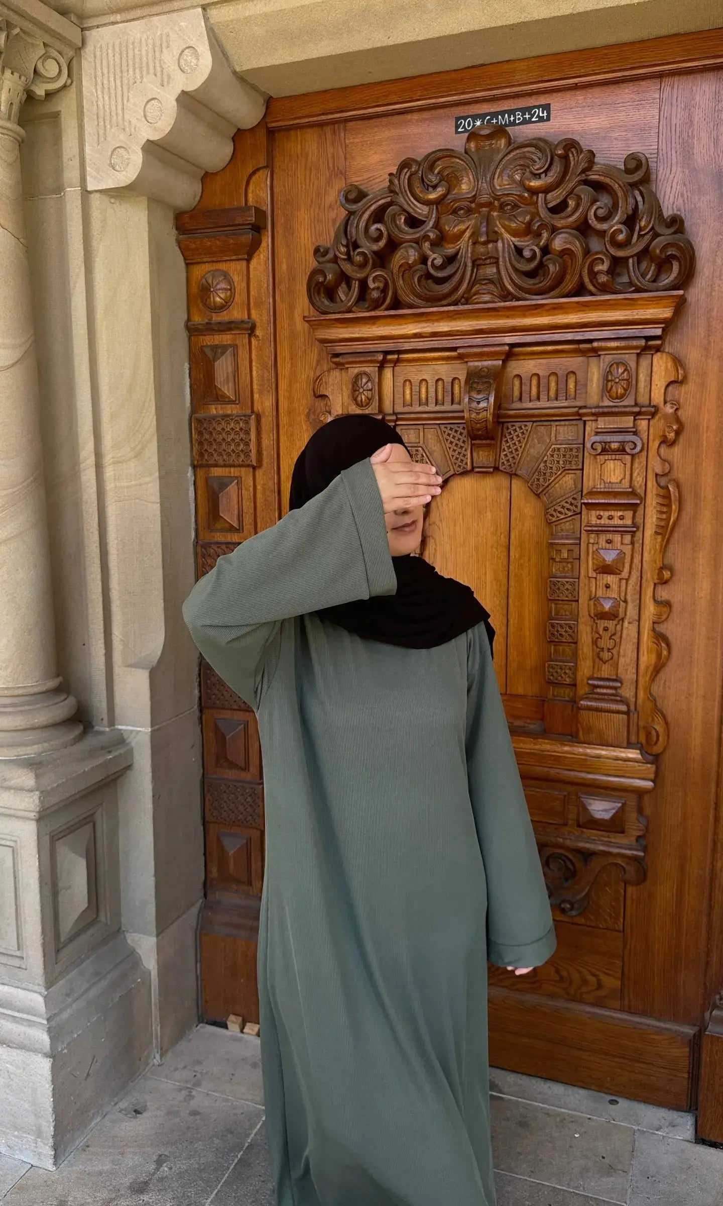 khakifarbene abaya aus polyester, gerippte optik, bodenlang, weite ärmel, frontansicht.
