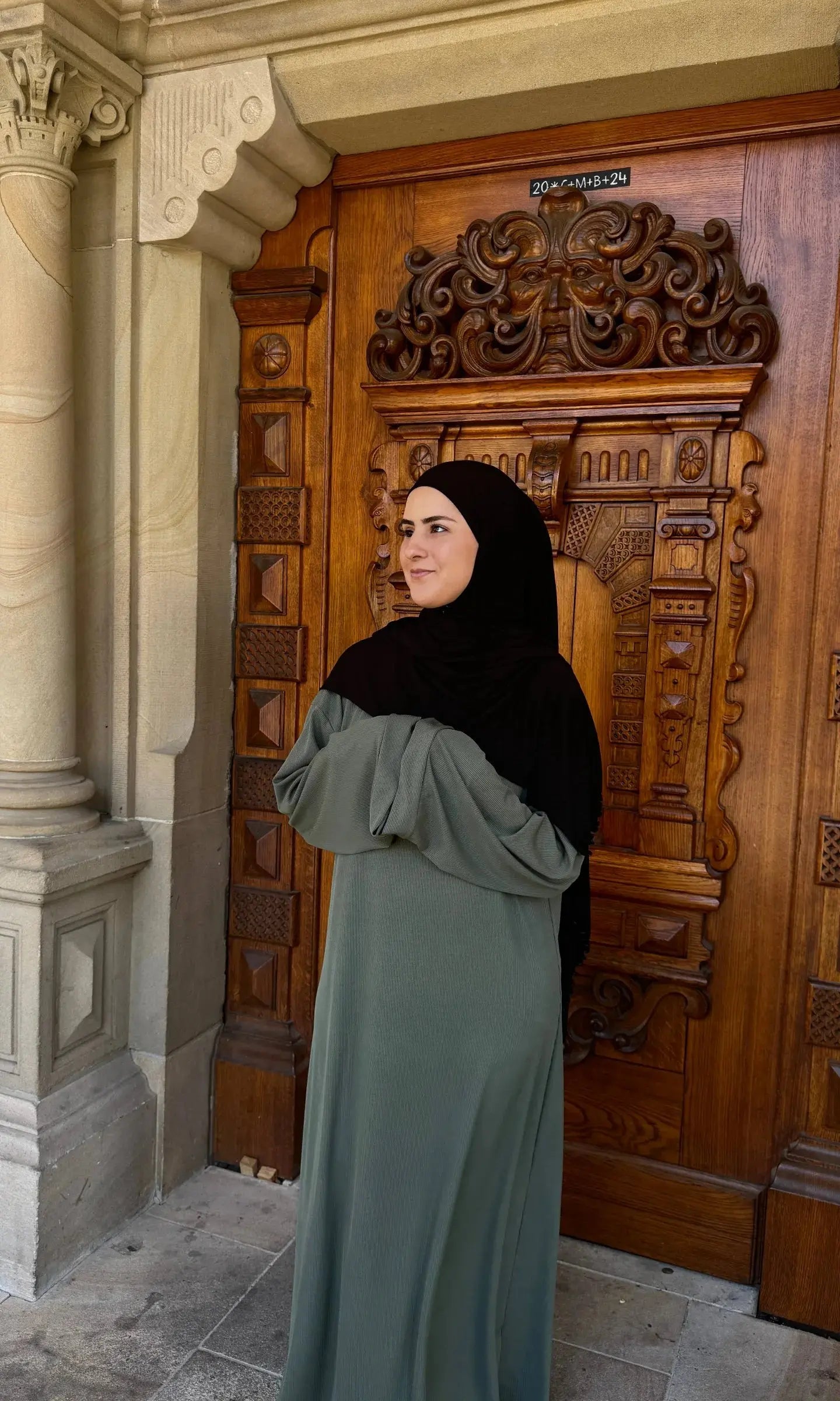 khaki abaya mit gerippter struktur und weiten ärmeln, frontansicht