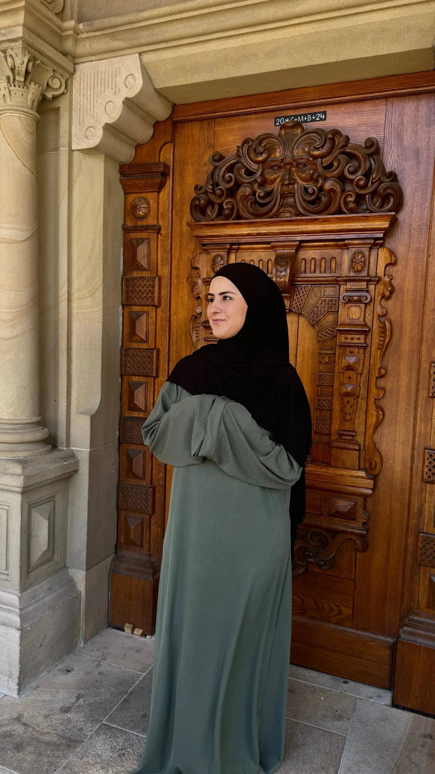 khaki abaya mit gerippter struktur und weiten ärmeln, frontansicht