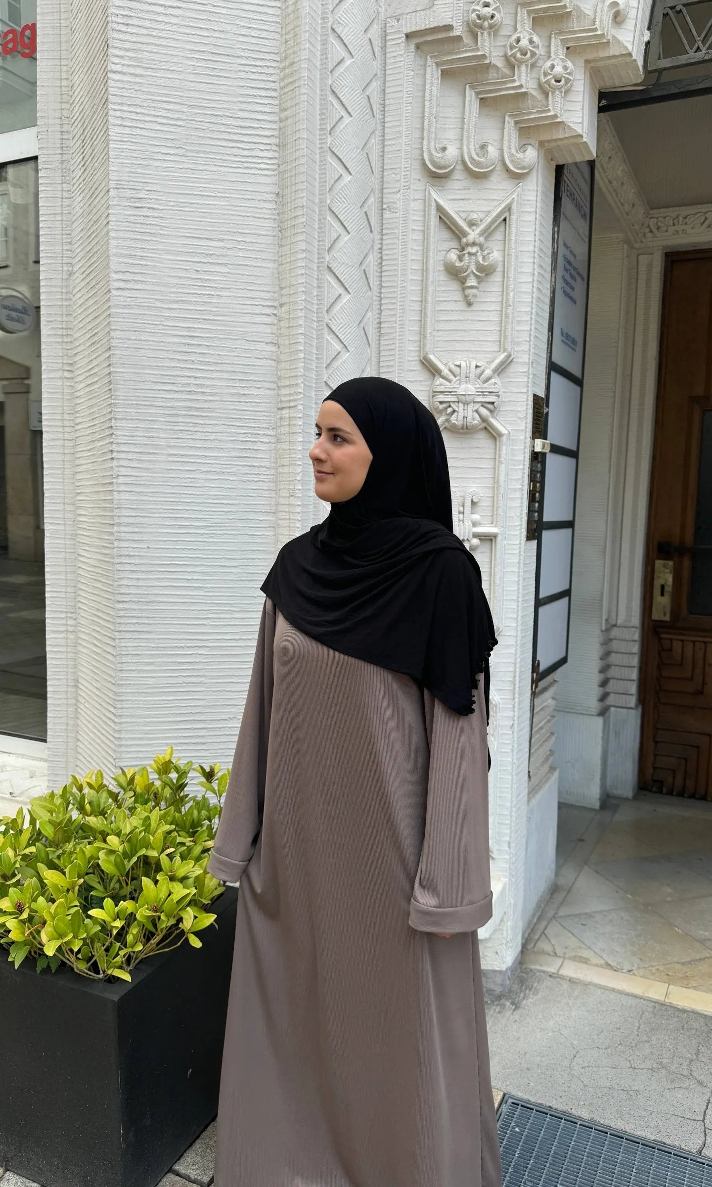 abaya in taupe, gerippt, oversized mit weiten umschlagärmeln, seitliche ansicht