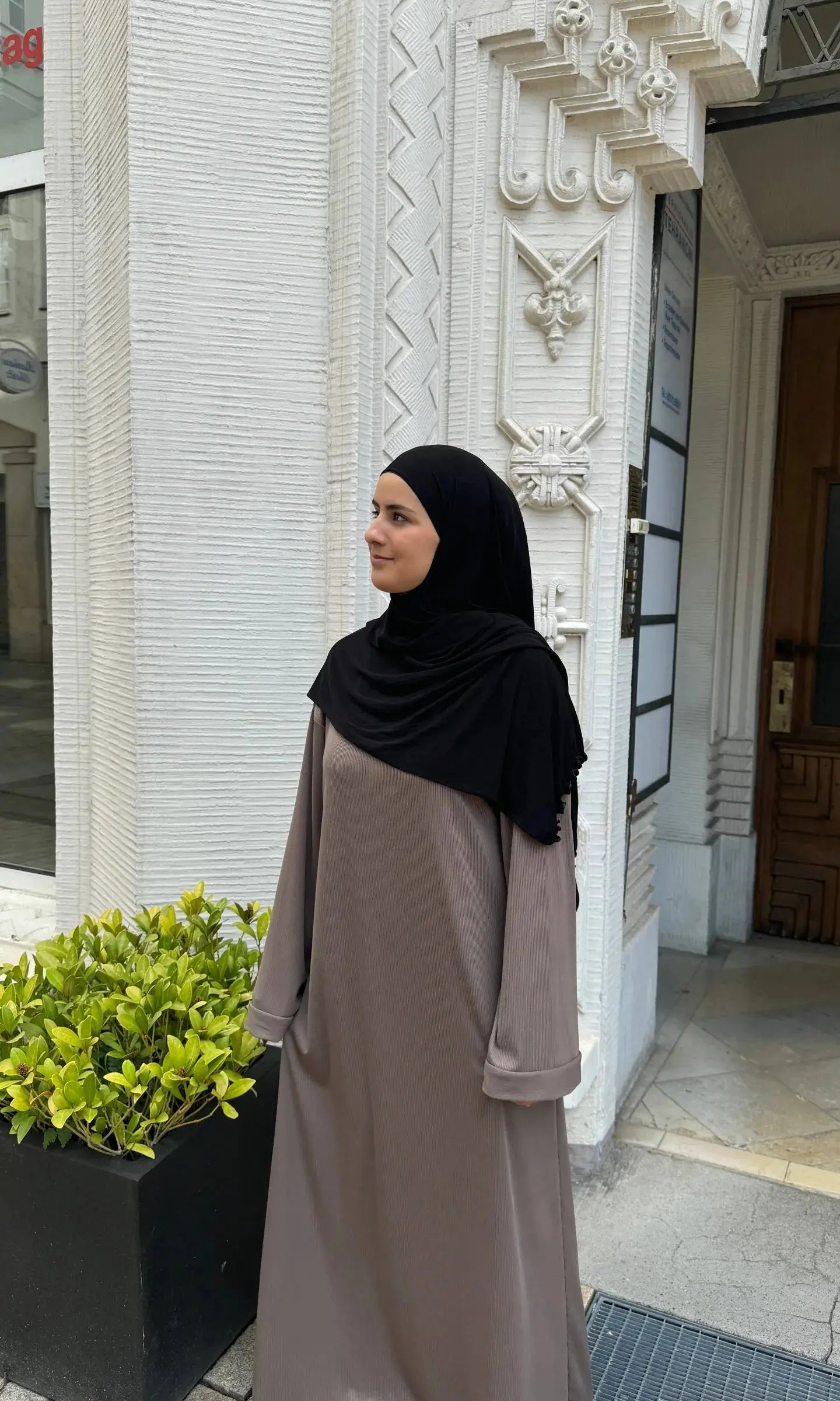abaya in taupe, gerippt, oversized mit weiten umschlagärmeln, seitliche ansicht