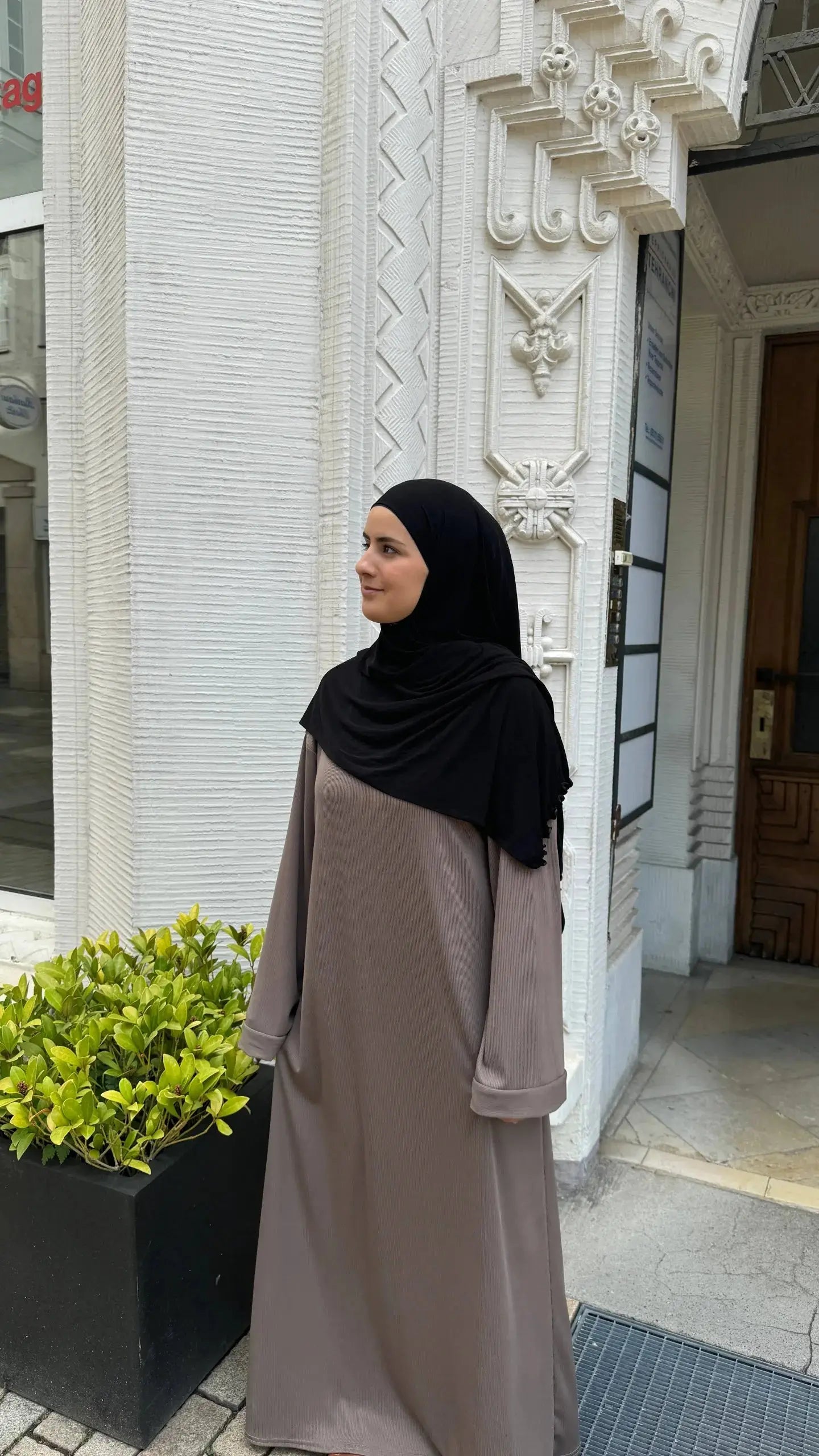 abaya in taupe, gerippt, oversized mit weiten umschlagärmeln, seitliche ansicht