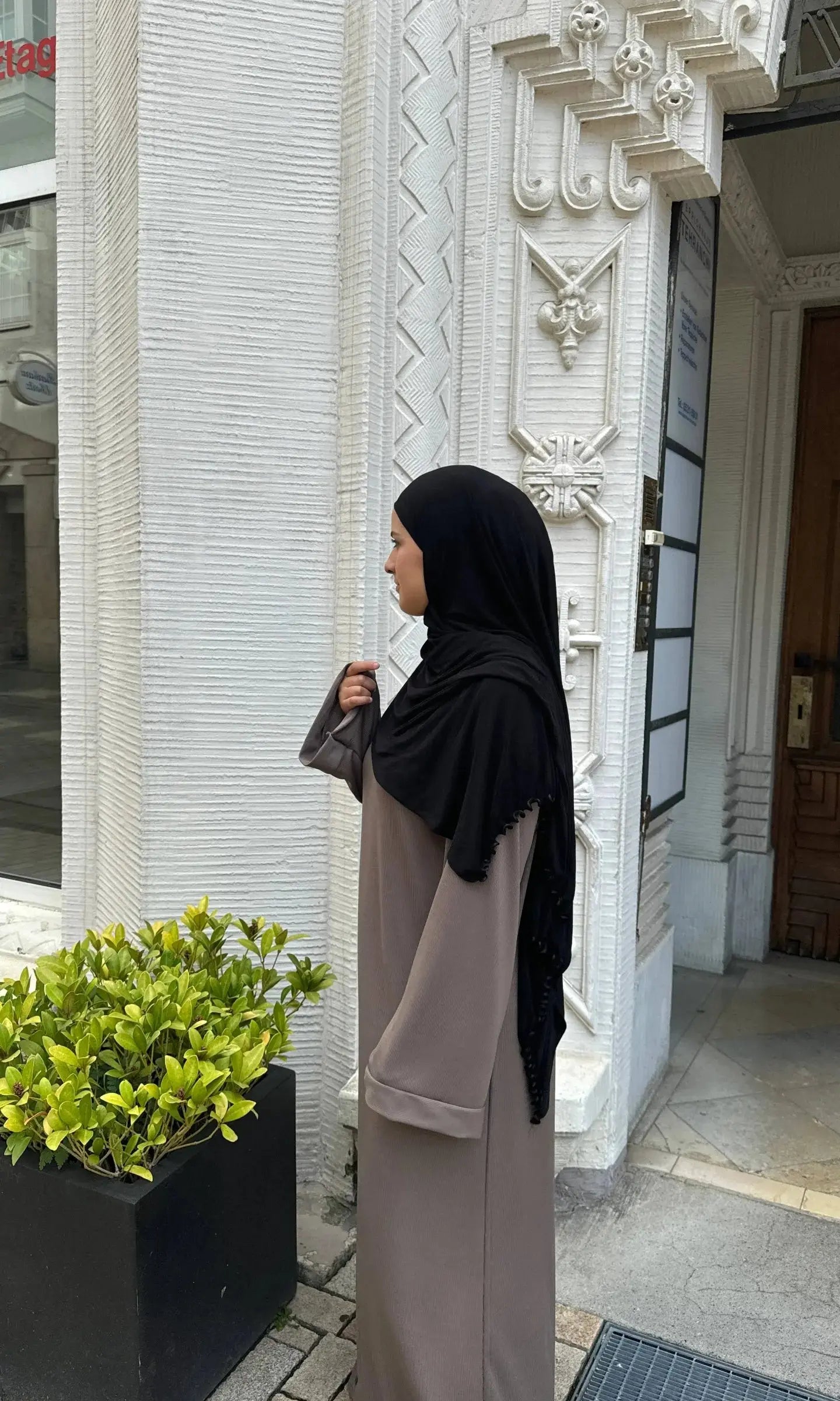 abaya in taupe, gerippte optik, oversized mit weiten ärmeln, seitenansicht