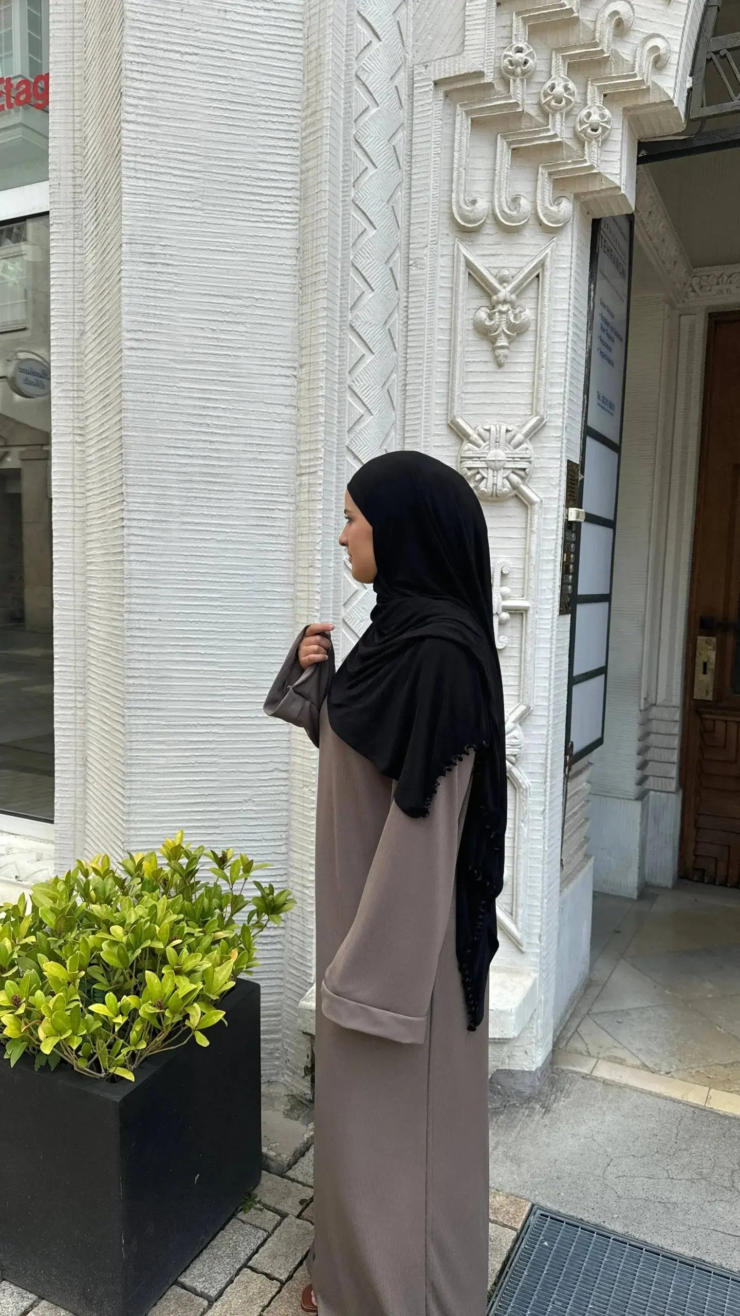 abaya in taupe, gerippte optik, oversized mit weiten ärmeln, seitenansicht