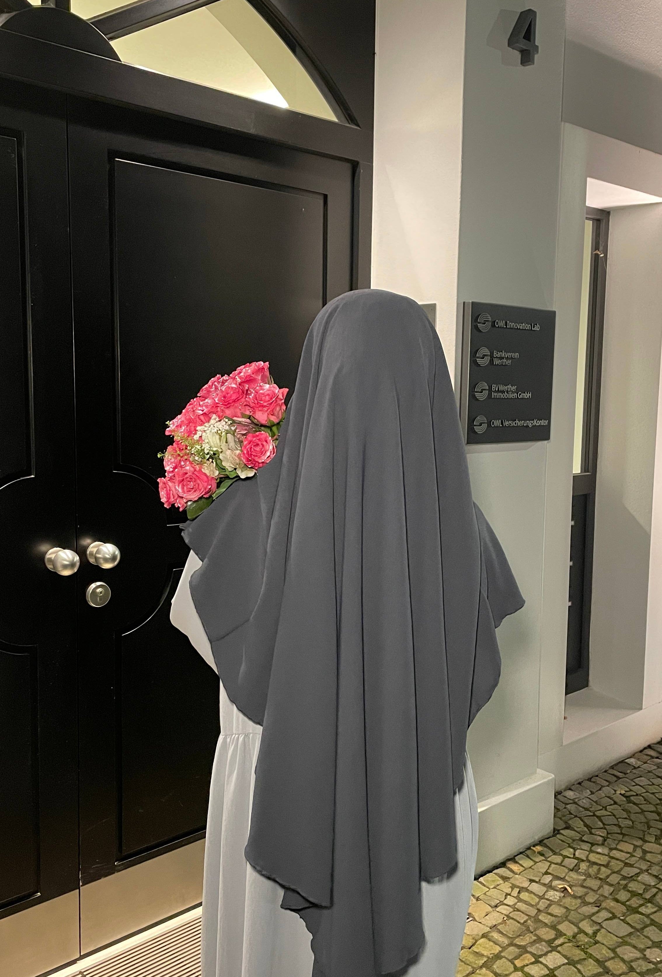 einlagiger khimar in dunkelgrau, rückenansicht mit langer blickdichter drapierung