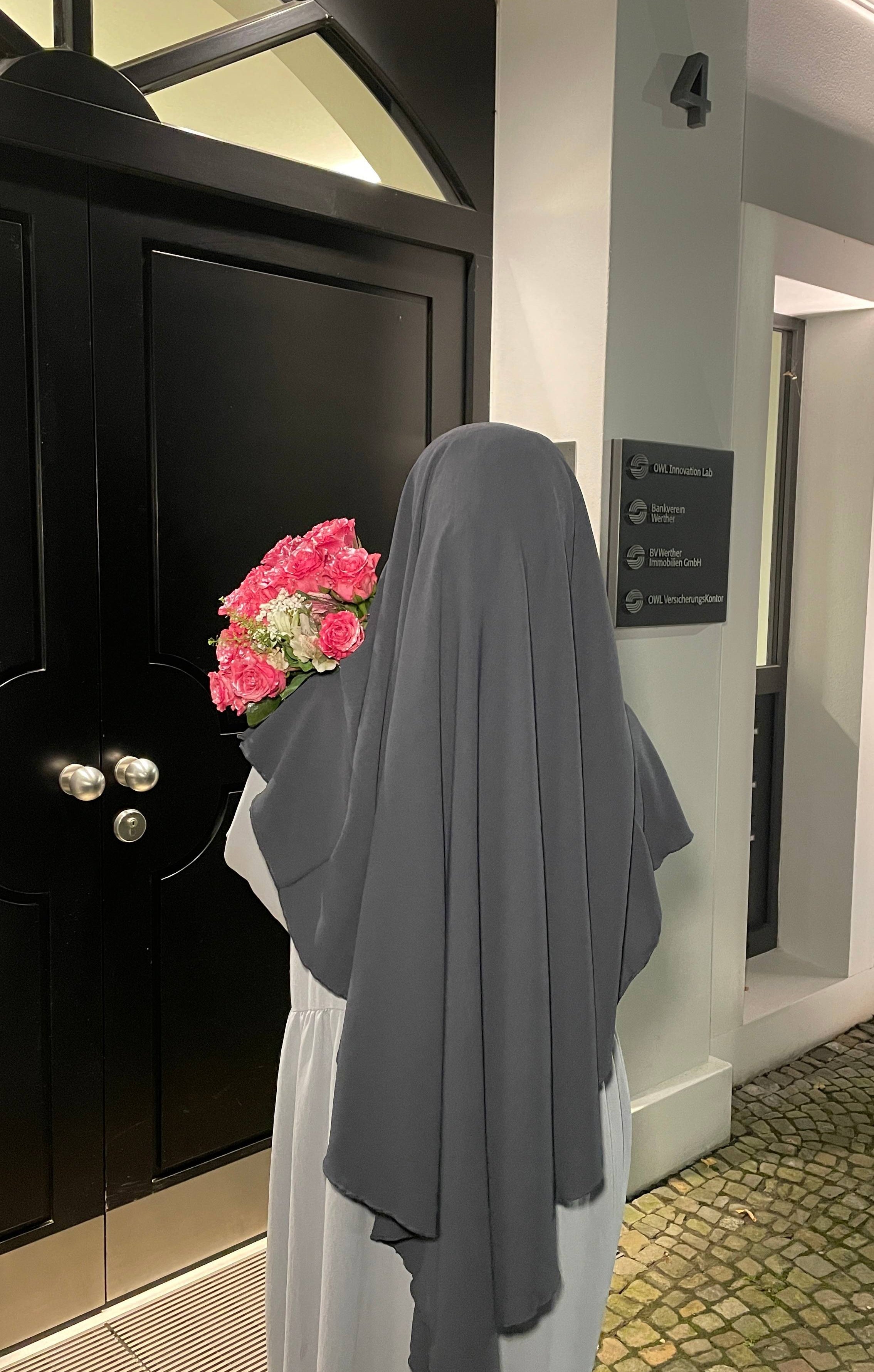 einlagiger khimar in dunkelgrau, rückenansicht mit langer blickdichter drapierung