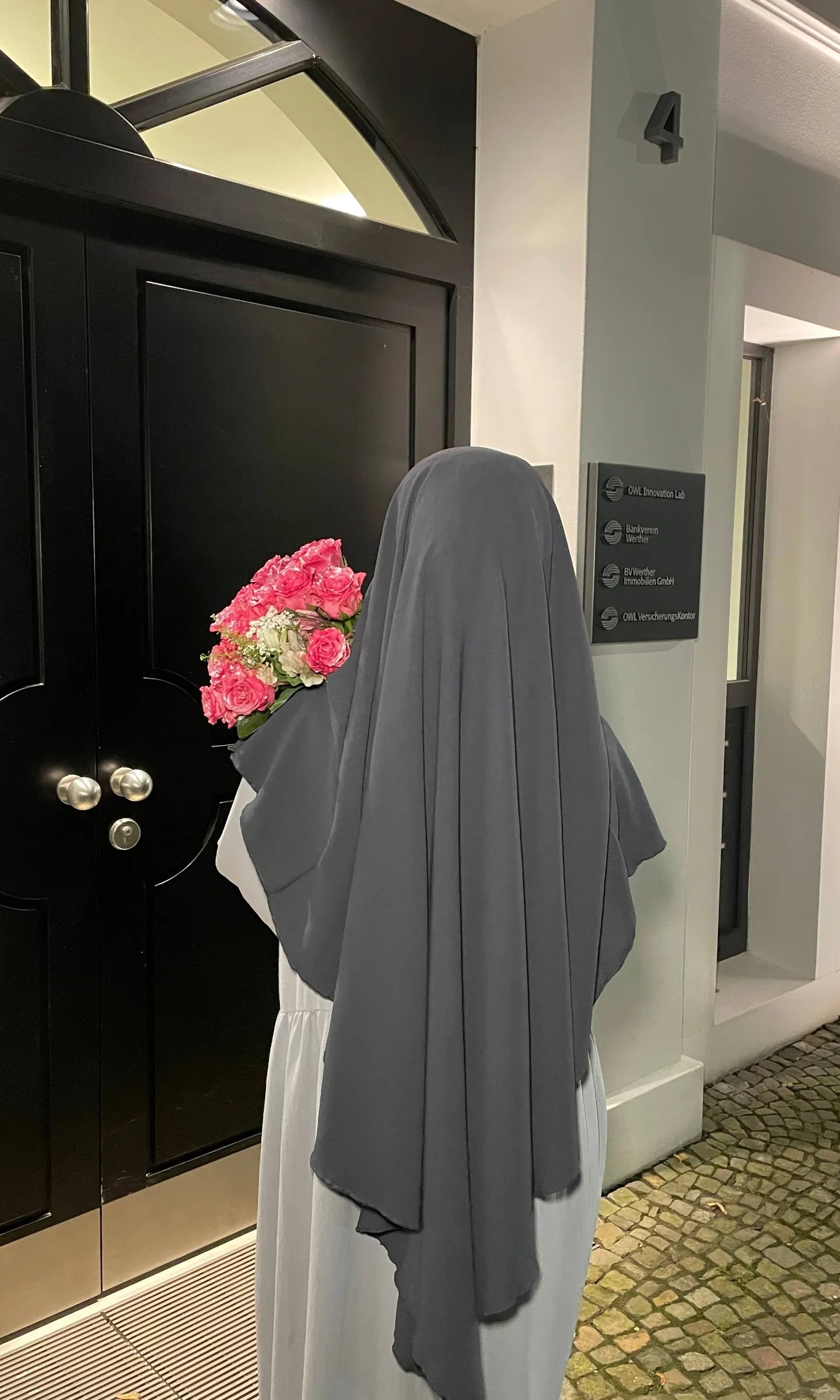 einlagiger khimar in dunkelgrau, rückenansicht mit langer blickdichter drapierung