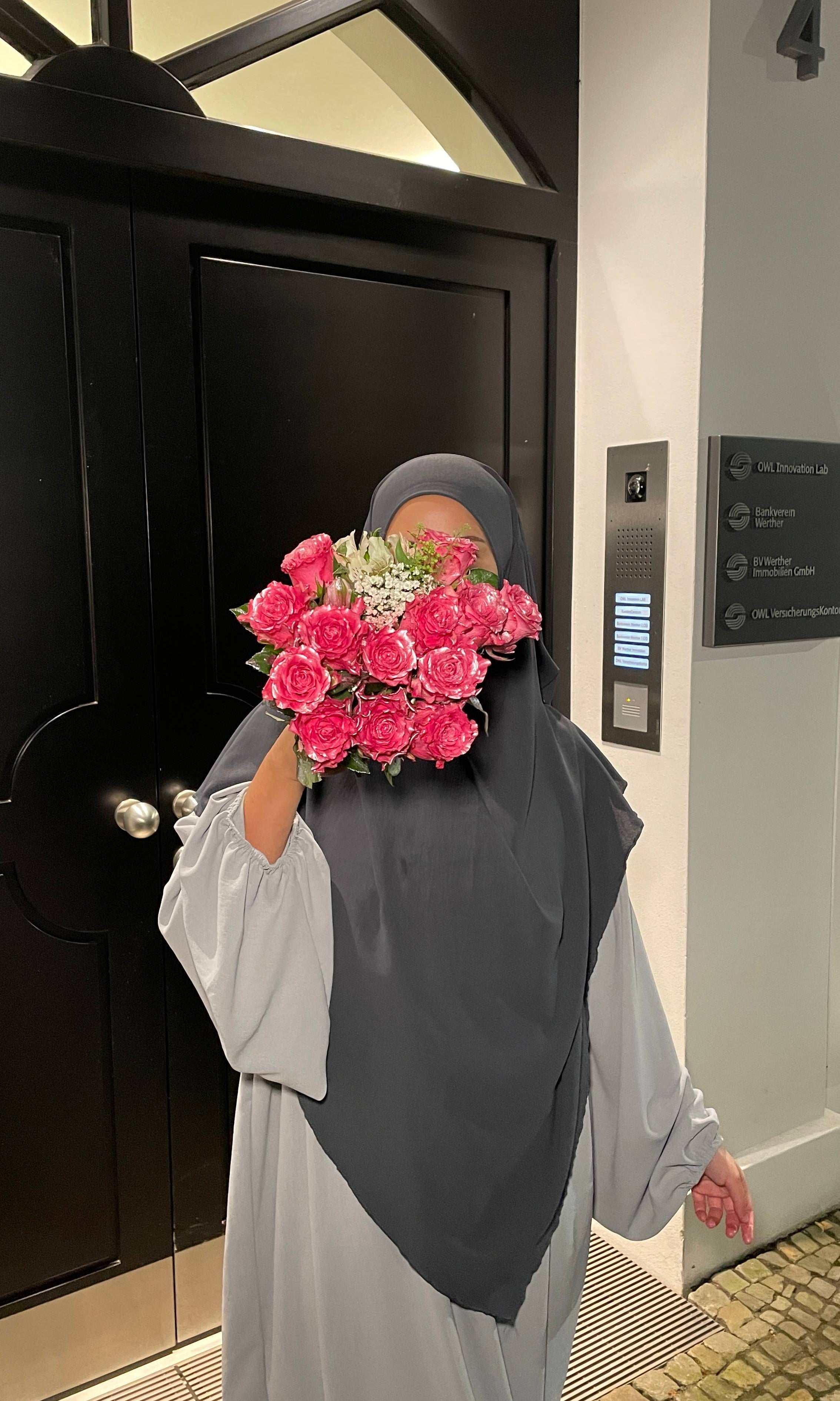 abaya in hellgrau aus jazz-stoff mit ballonärmeln, frontansicht