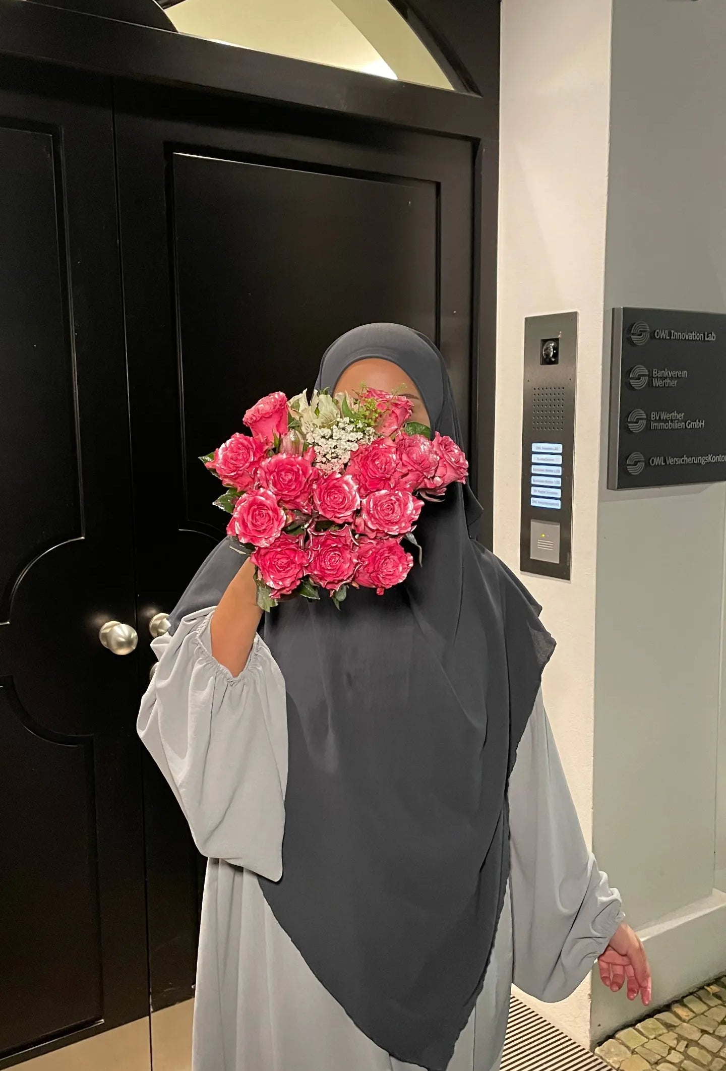 abaya in hellgrau aus jazz-stoff mit ballonärmeln, frontansicht