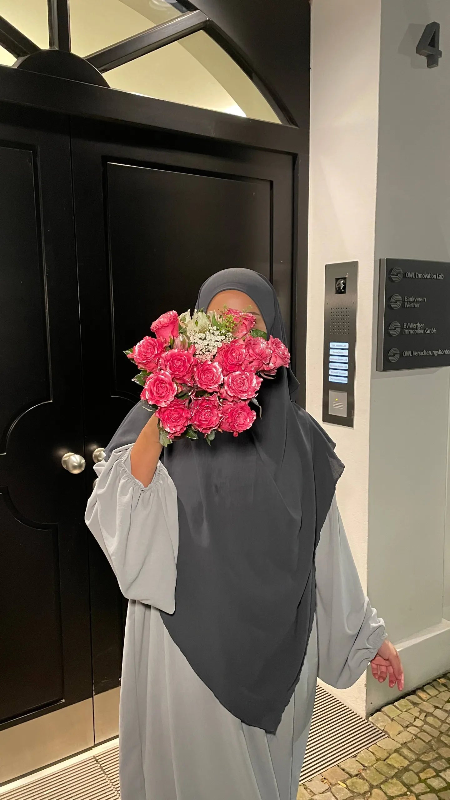 abaya in hellgrau aus jazz-stoff mit ballonärmeln, frontansicht