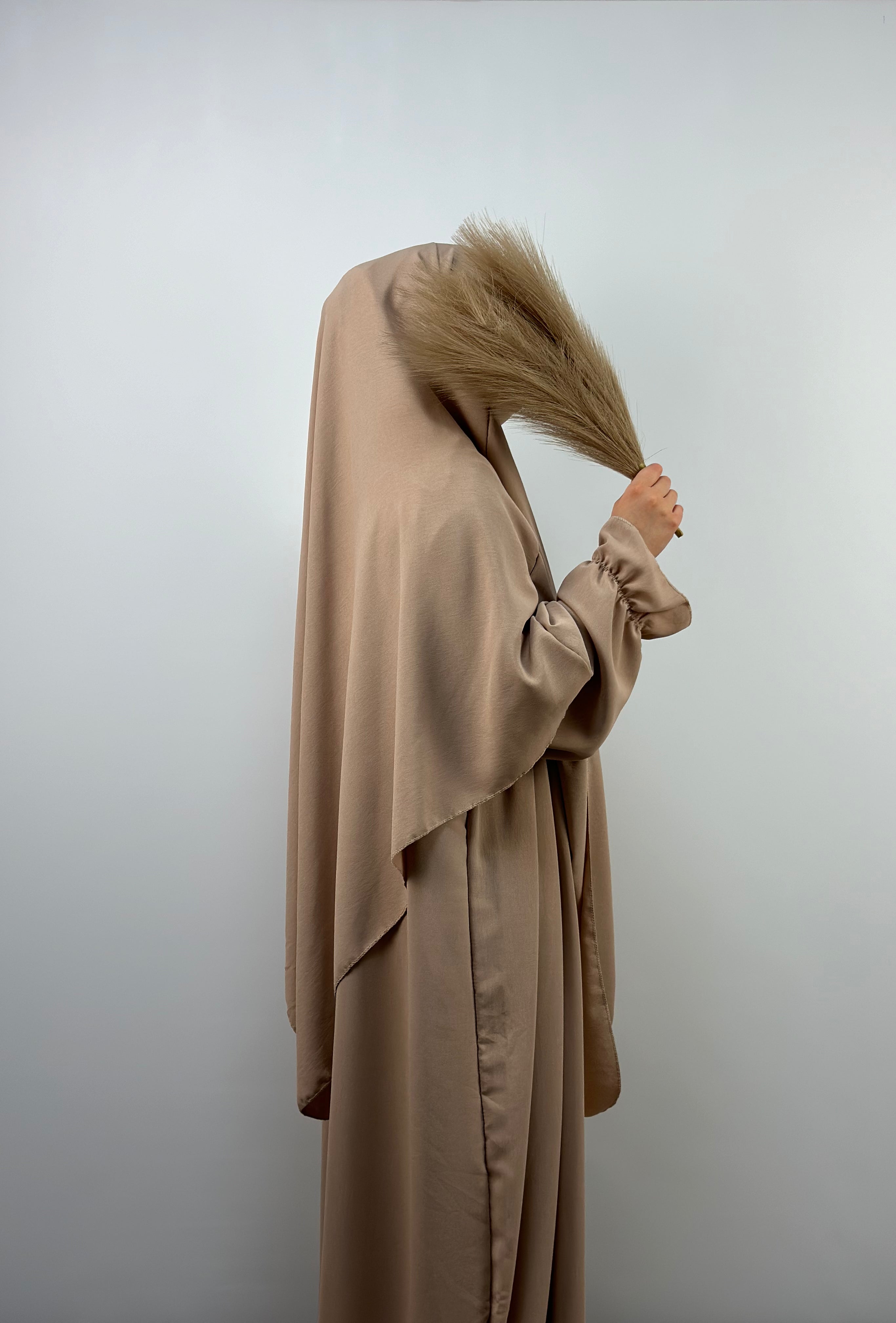 beiges abaya- und khimar-set mit ballonärmeln, seitenansicht