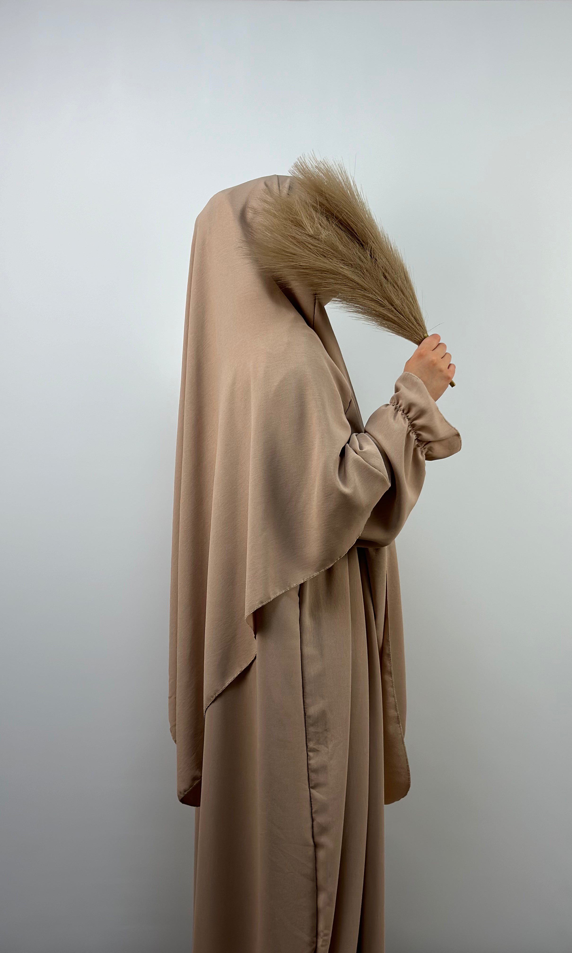 beiges abaya- und khimar-set mit ballonärmeln, seitenansicht