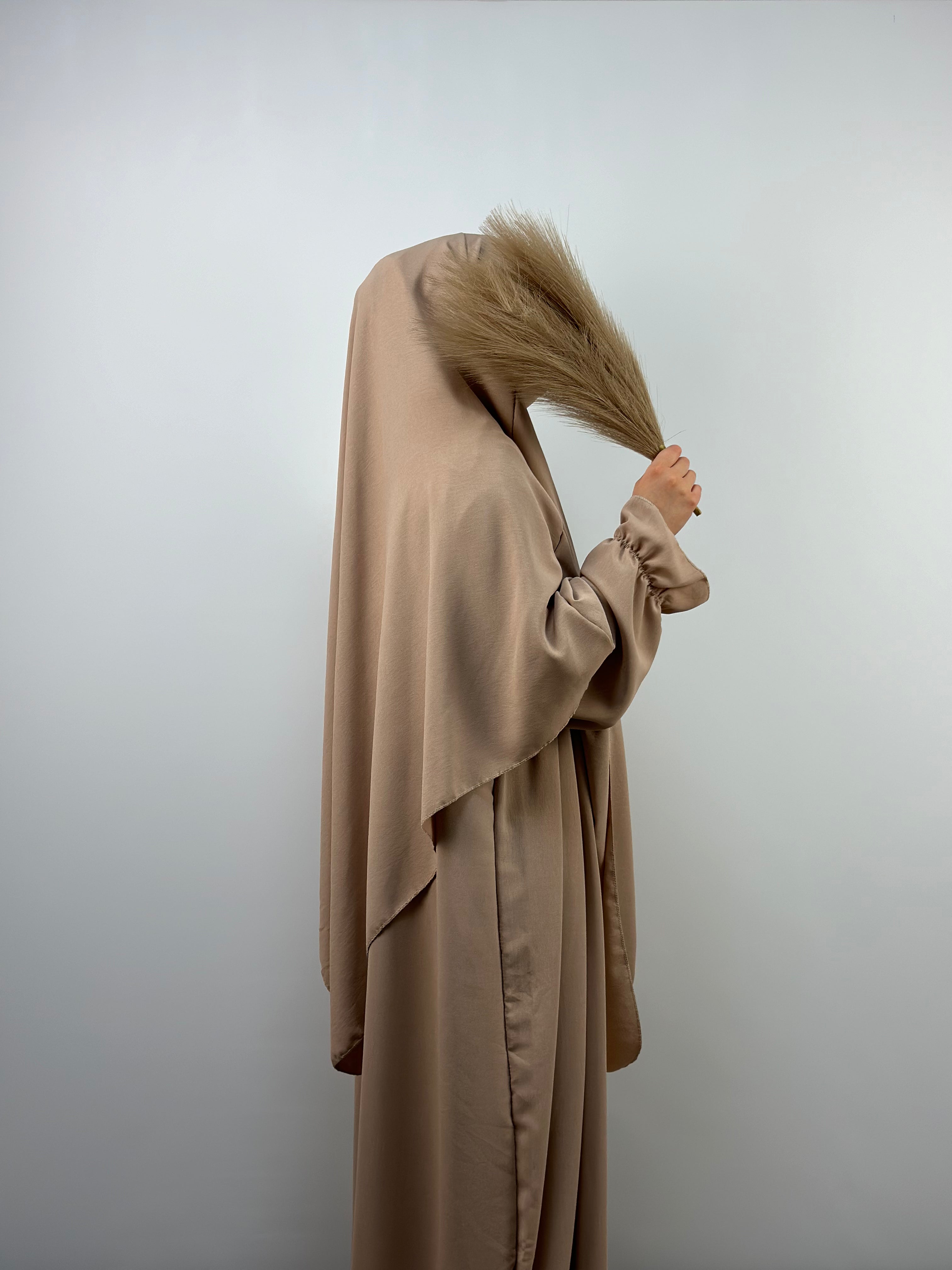 beiges abaya- und khimar-set mit ballonärmeln, seitenansicht