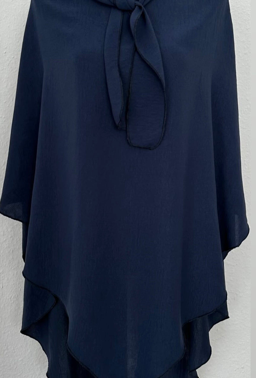 einlagiger khimar in dunkelblau aus jazz, zipfelsaum und bindeband am hals, frontansicht
