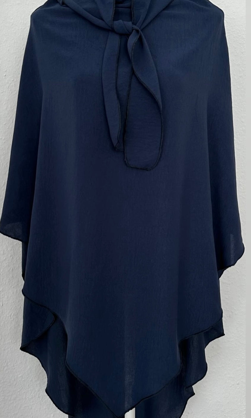 einlagiger khimar in dunkelblau aus jazz, zipfelsaum und bindeband am hals, frontansicht