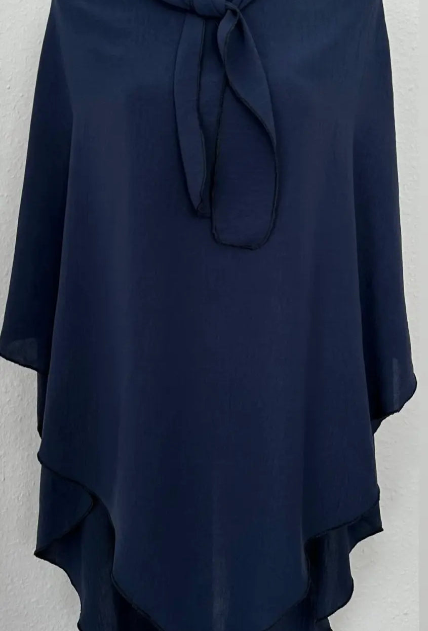 einlagiger khimar in dunkelblau aus jazz, zipfelsaum und bindeband am hals, frontansicht