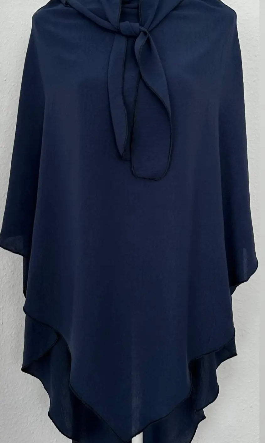 einlagiger khimar in dunkelblau aus jazz, zipfelsaum und bindeband am hals, frontansicht