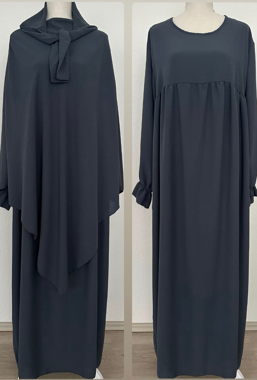Abaya und Khimar in anthrazit; Khimar lang, gebunden vorn, Abaya mit geraffter Brust und Rüschenärmeln, Frontansicht.