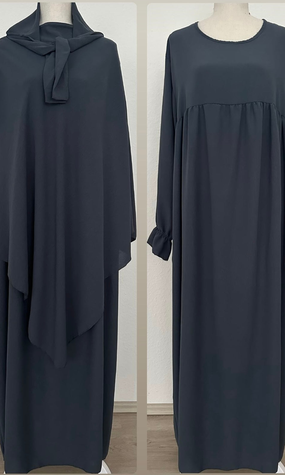 Abaya und Khimar in anthrazit; Khimar lang, gebunden vorn, Abaya mit geraffter Brust und Rüschenärmeln, Frontansicht.
