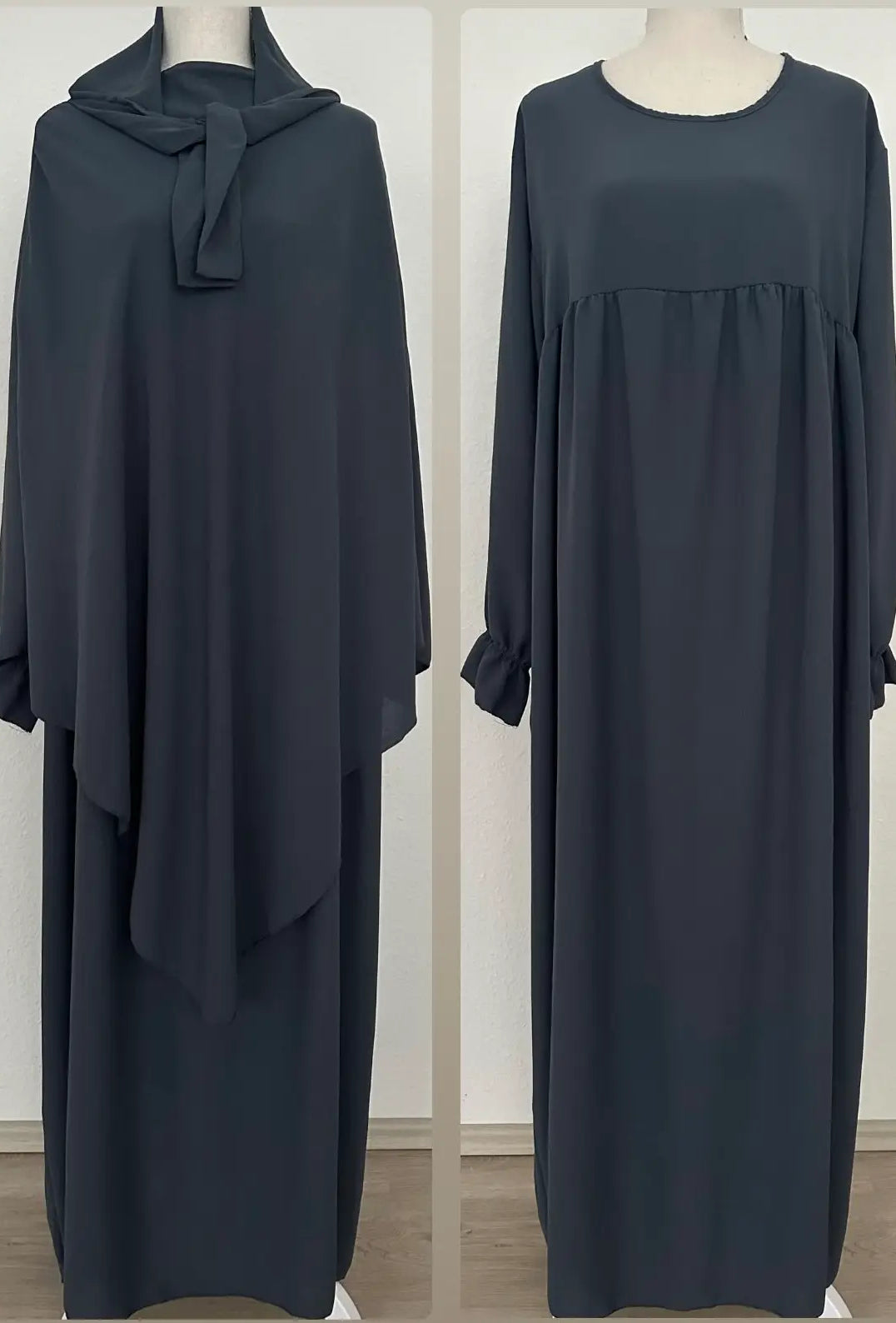 Abaya und Khimar in anthrazit; Khimar lang, gebunden vorn, Abaya mit geraffter Brust und Rüschenärmeln, Frontansicht.