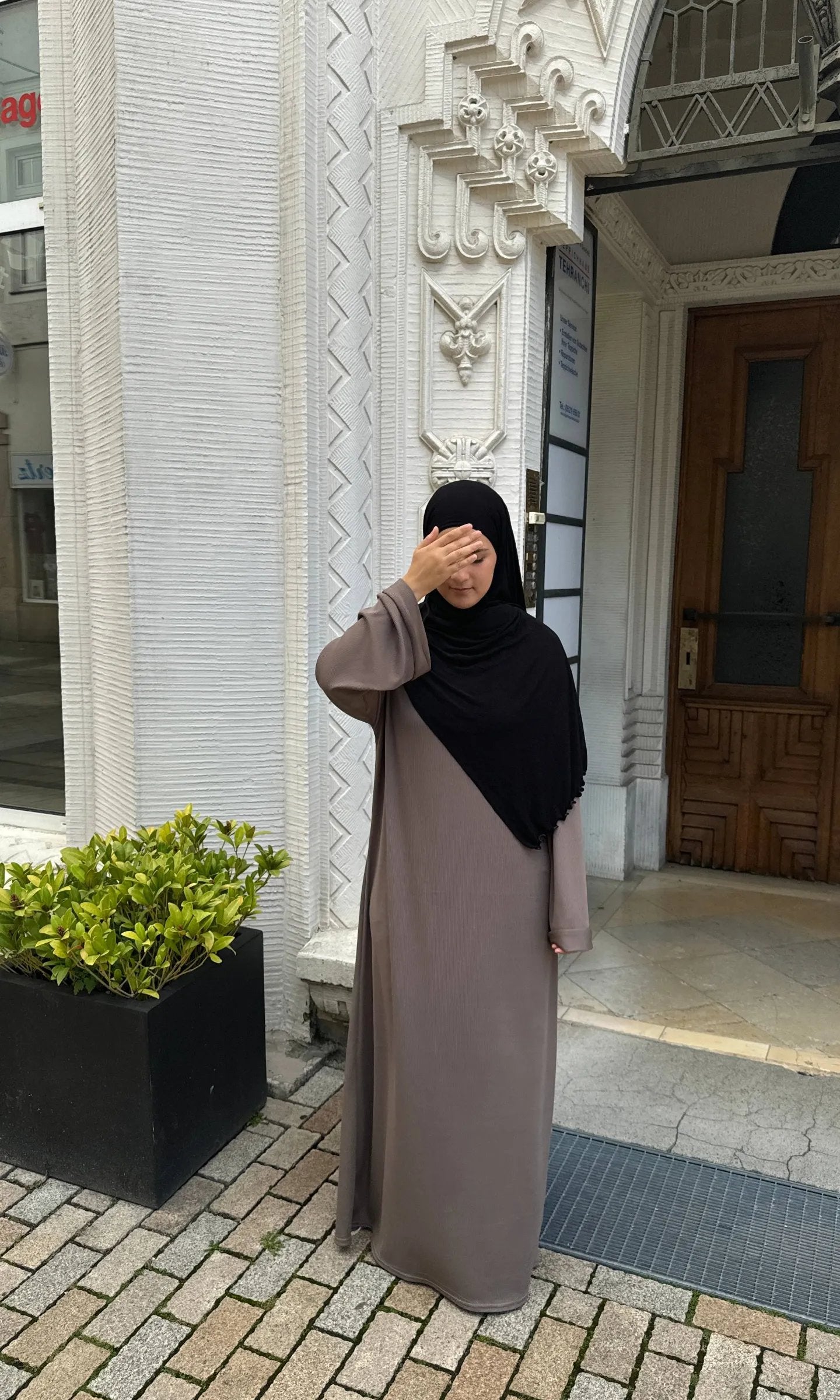 abaya in taupe, gerippt, mit weitem schnitt und langen Ärmeln, bodenlang, frontansicht