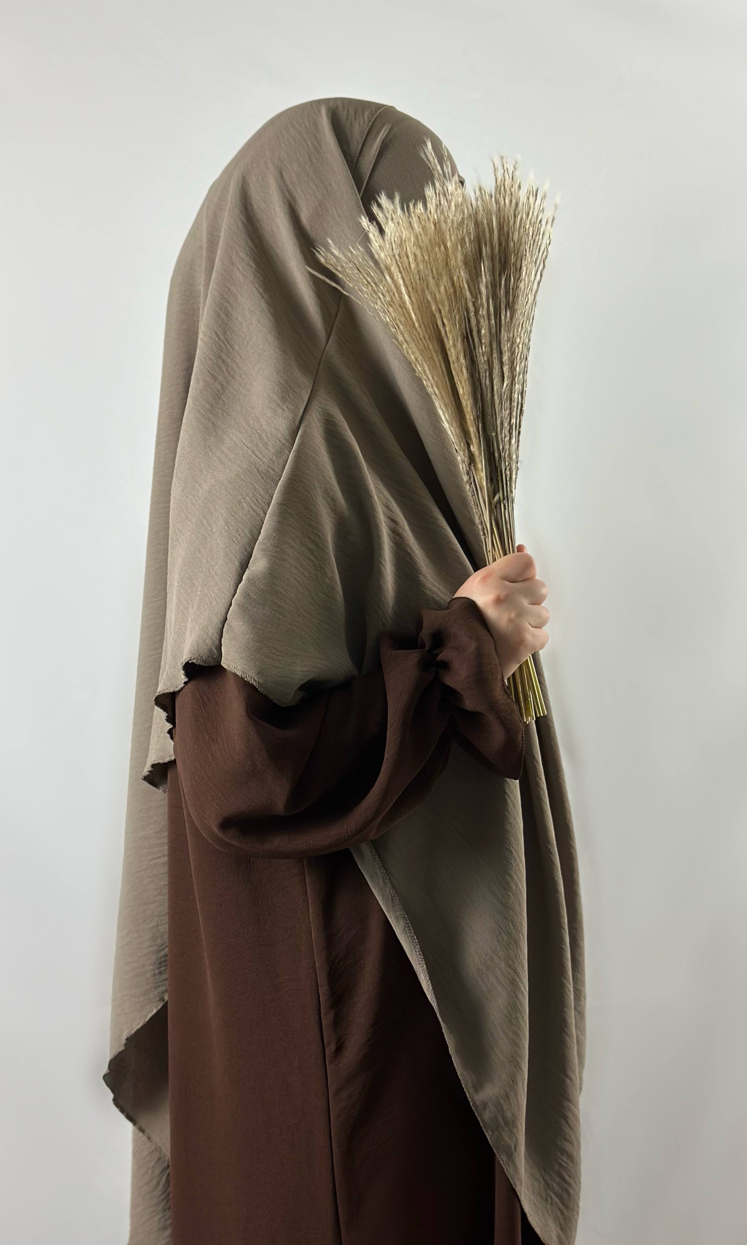 abaya aus jazz-stoff in braun mit rüschenärmeln, seitenansicht