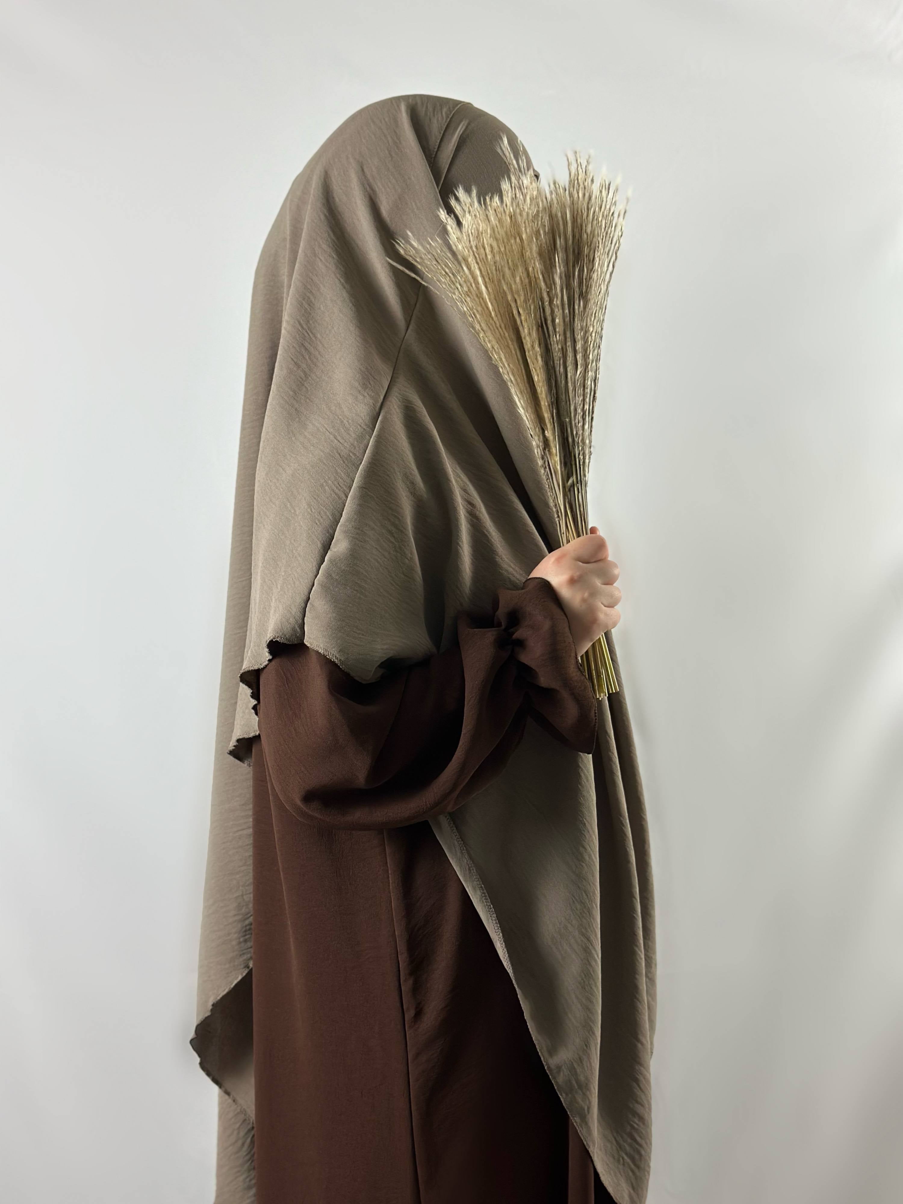 abaya aus jazz-stoff in braun mit rüschenärmeln, seitenansicht