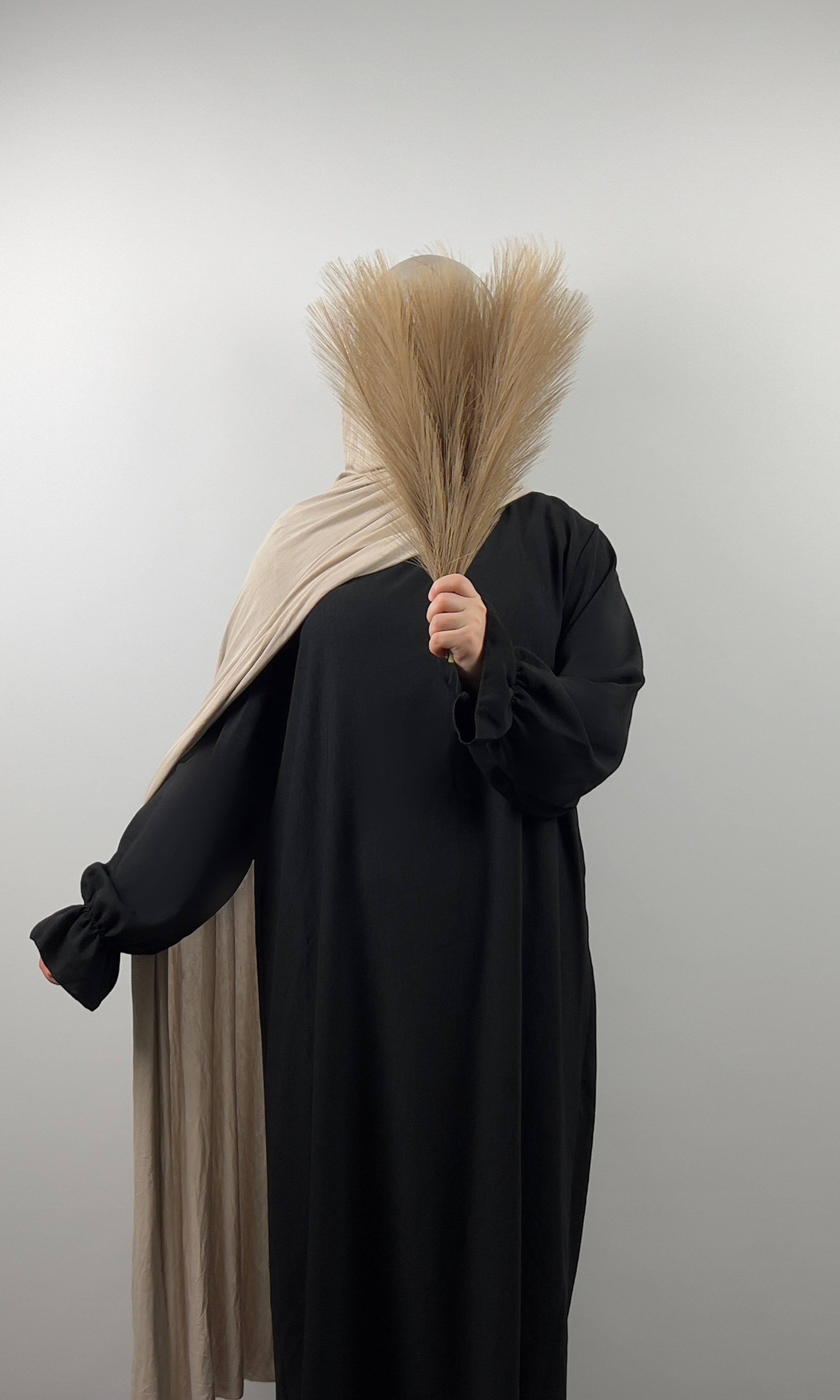 schwarze abaya aus jazz-stoff mit rüschenärmeln, frontansicht