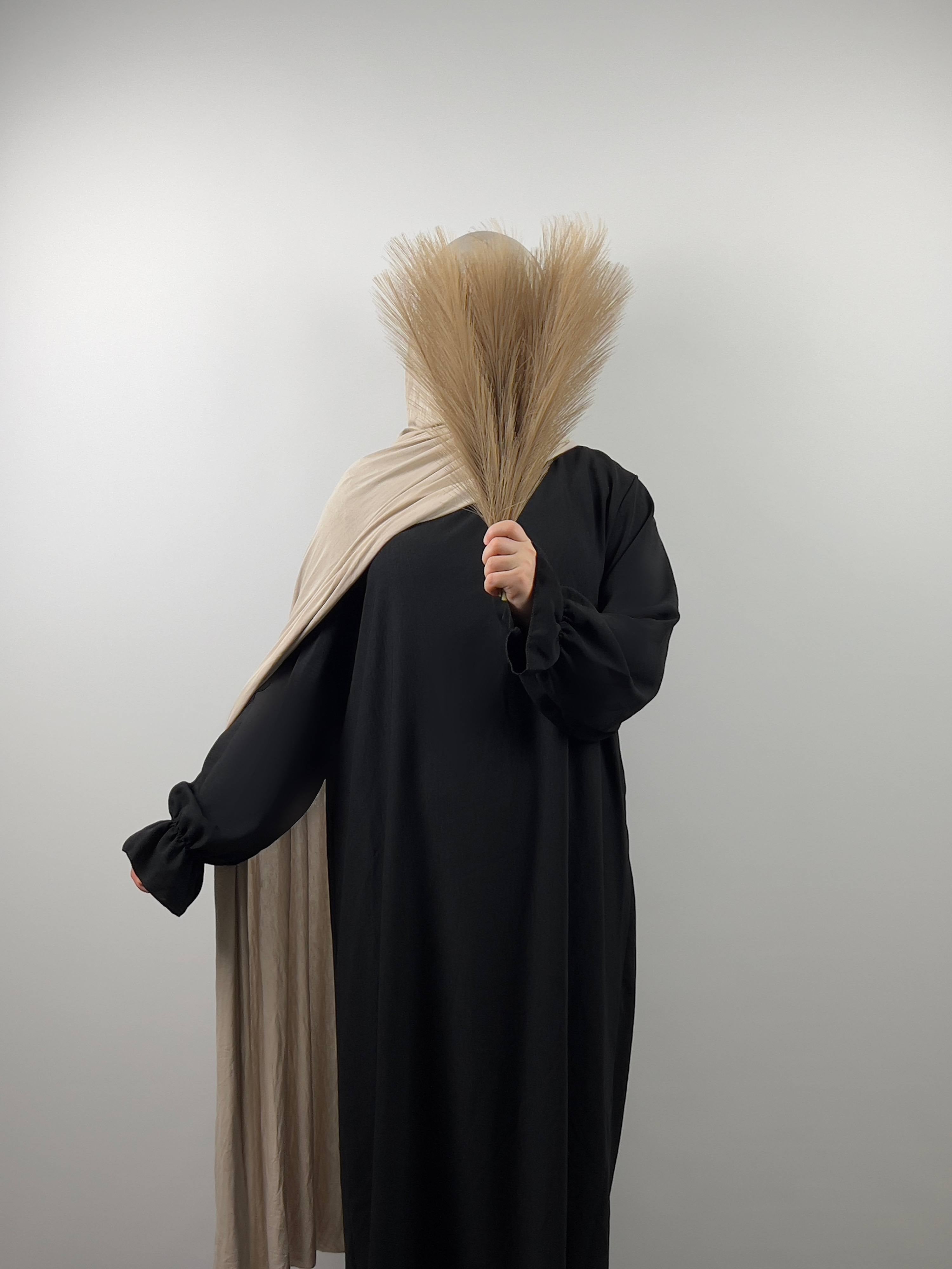 schwarze abaya aus jazz-stoff mit rüschenärmeln, frontansicht