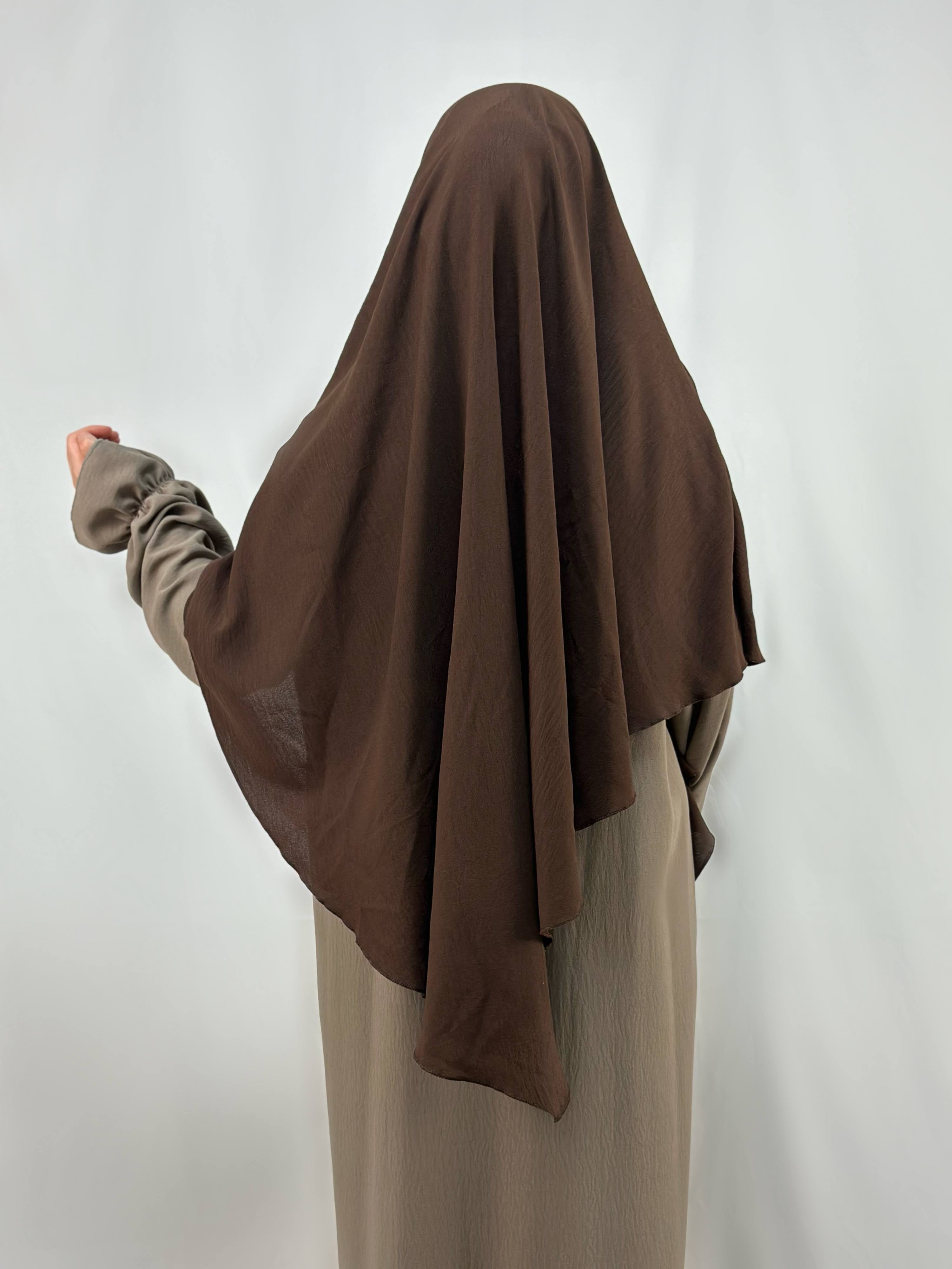 einlagiger khimar in creme aus jazz-stoff, drapiert in frontansicht, leicht und blickdicht