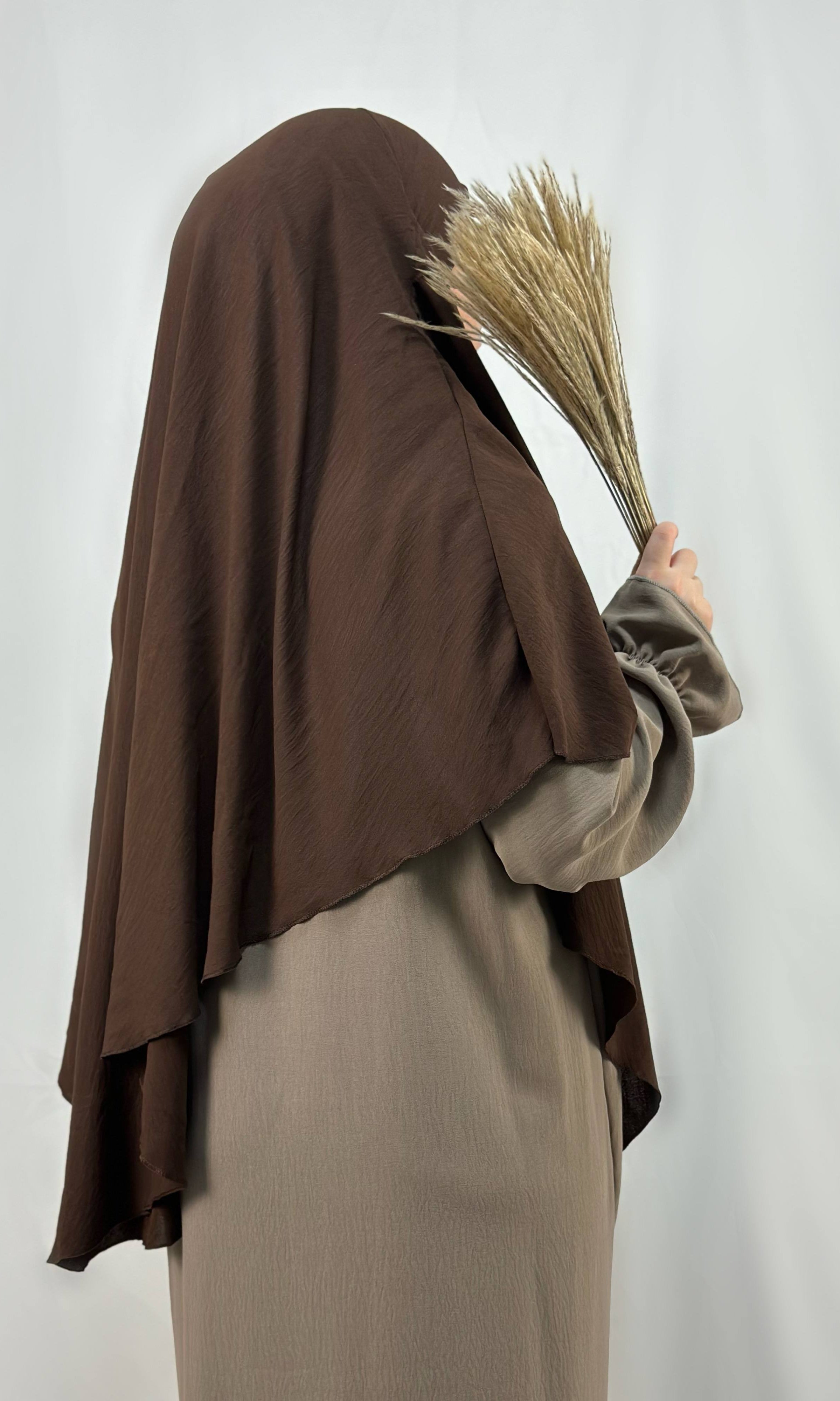 abaya aus jazz-stoff in taupe mit rüschenärmeln, seitliche rückansicht mit fokus auf bündchen