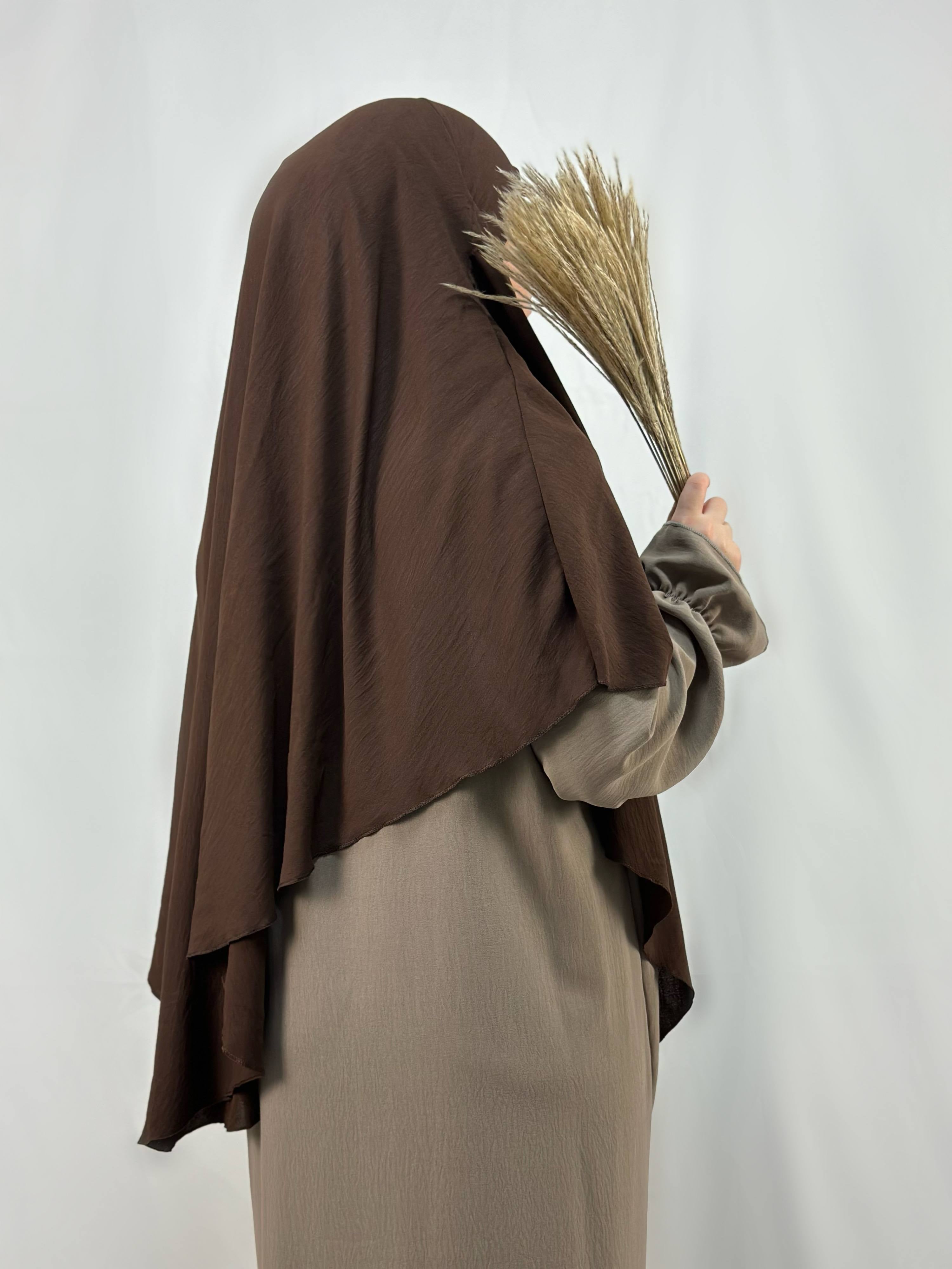 abaya aus jazz-stoff in taupe mit rüschenärmeln, seitliche rückansicht mit fokus auf bündchen