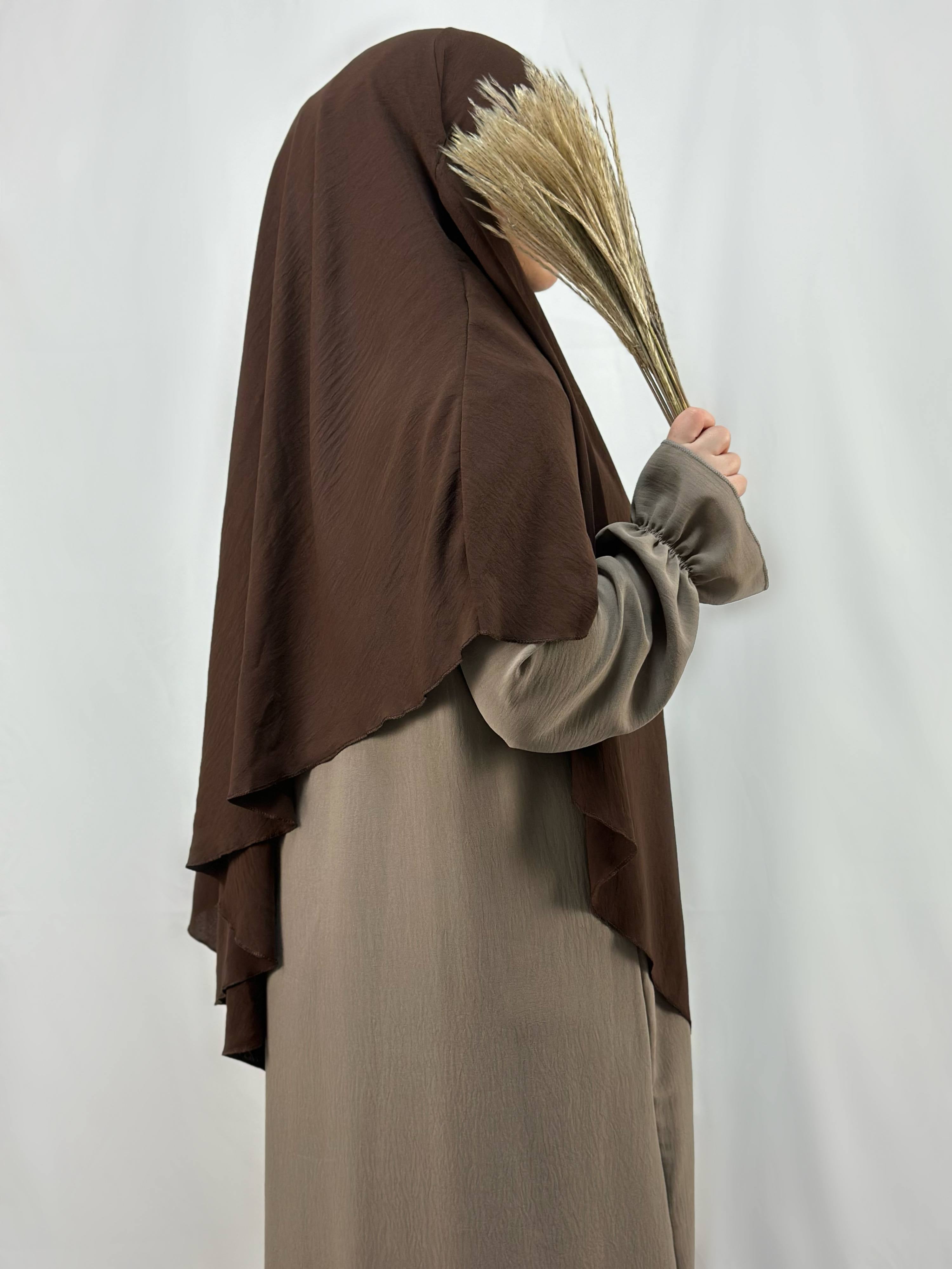 Abaya in taupe aus Jazz-Stoff mit Rüschenärmel, Seitenansicht mit Ärmel-Detail und leicht gekreppter Struktur.
