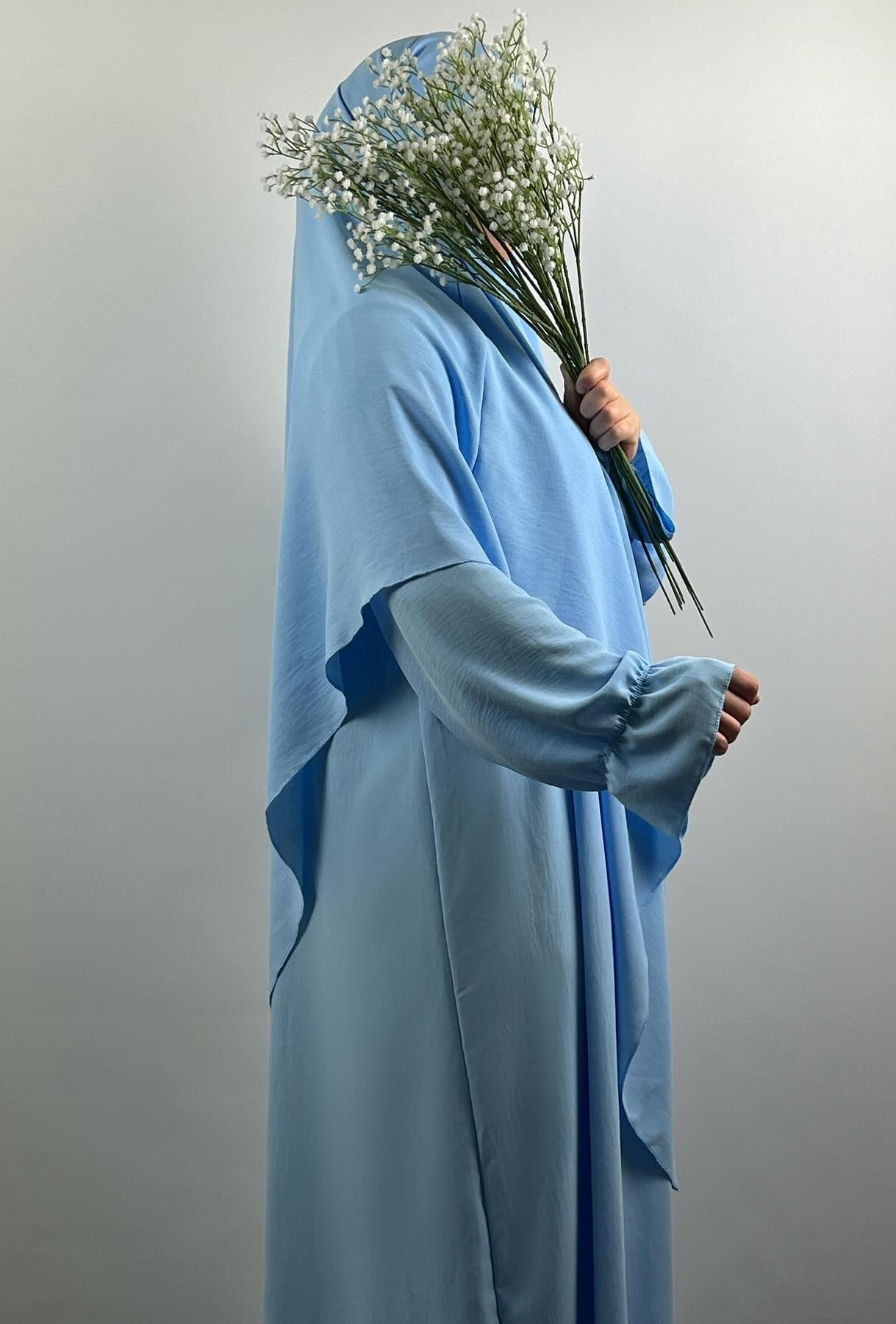 Set aus Abaya und Khimar in hellblau, leichter Stoff mit Ballonärmeln, Seitenansicht