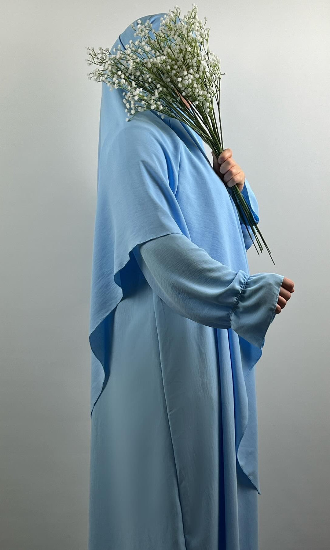 Set aus Abaya und Khimar in hellblau, leichter Stoff mit Ballonärmeln, Seitenansicht